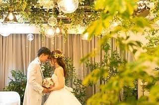 ザ グランクレール【名古屋駅近結婚式場】のインスタグラム：「昨年挙式を挙げられた卒花嫁様✨  太陽の様なお二人、当日もお二人の周りは大切な方の笑顔が溢れていました💕  エバーグリーンスィートではこんな映えなお写真をお撮り頂けます📷✨ 前撮りにもオススメ！ ☆.。.:*・°☆.。.:*・°☆.。.:*・°☆.。.:*・°☆*:.. . 🔔ブライダルフェア🔔 12/7(土)&12/8(日) 9:00 / 13:30 / 18:00 . ブライダルフェアのご予約は、当式場インスタグラム TOPページからがスムーズです✨✨ ⇒ @thegrandcreer . . スタッフ一同皆様のお越しを 心よりお待ちしております☆★ . . ☆.。.:*・°☆.。.:*・°☆.。.:*・°☆.。.:*・°☆*: . . ＝＝＝CREER グループ＝＝＝ @thegrandcreer @biancara_hillside_terrace @biancara.marina.terrace @creer_bayside @club_de_creer_geihinkan ☎️052-561-7777 🔎⇒ www.creer.jp/ ＝＝＝＝＝＝＝＝＝＝＝＝＝ . . #名古屋 #結婚式 #結婚式準備 #ザグランクレール #creer #wedding #natural #ナチュラルウェディング #カラフル #インスタ映え #フォトジェニック #コーディネート #写真好きな人と繋がりたい #お洒落な人と繋がりたい #2019秋婚 #marry #marry花嫁 #weddingparty #プレ花嫁 #プレ花嫁さんと繋がりたい #卒花嫁 #卒花嫁さんとも繋がりたい #ハナコレストーリー #サプライズ #ブライダル #ブライダルフェア #結婚式レポ #クレール花嫁 #ウェディングニュース . . ☆.。.:*・°☆.。.:*・°☆.。.:*・°☆.。.:*・°☆*:..」