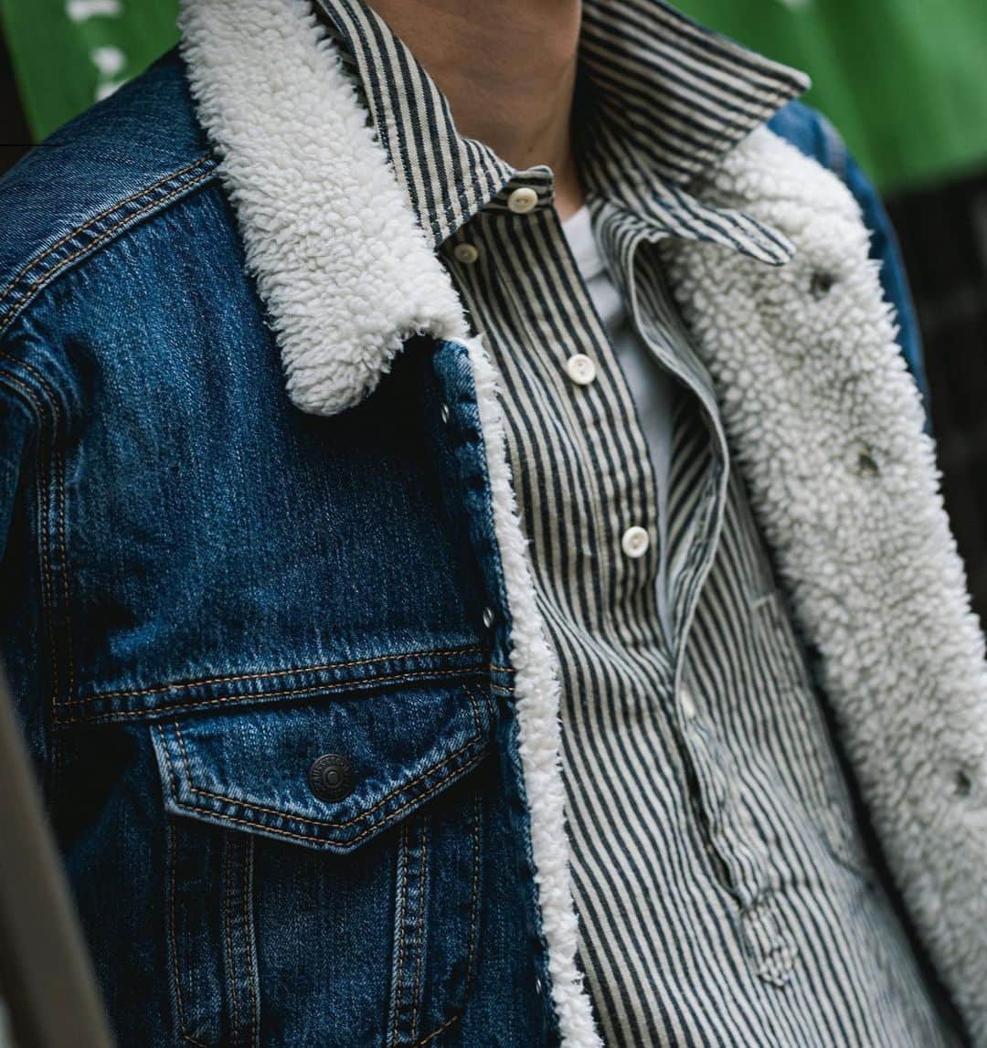Levi's Japanさんのインスタグラム写真 - (Levi's JapanInstagram)「定番のデニムジャケットにやわらかなボア裏地を組み合わせたシェルパジャケット。袖を通した時に感じる包み込むような暖かさ。 . #Levis #リーバイス #シェルパジャケット #トラッカージャケット #Gジャン #デニムコーデ #デニム」12月5日 20時17分 - levis_japan
