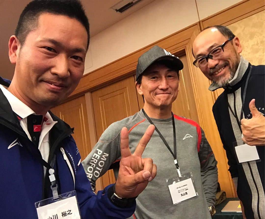 小川裕之さんのインスタグラム写真 - (小川裕之Instagram)「クシタニを纏う男たち！今日はダンロップさんのメディア向けプレス発表会。発表会の後は懇親会がありました。クシタニを着てる丸山浩さんと佐川健太郎さんと写真撮ってもらったぜ♪  #ogaチャンネル  #クシタニ」12月5日 20時25分 - ogastunt