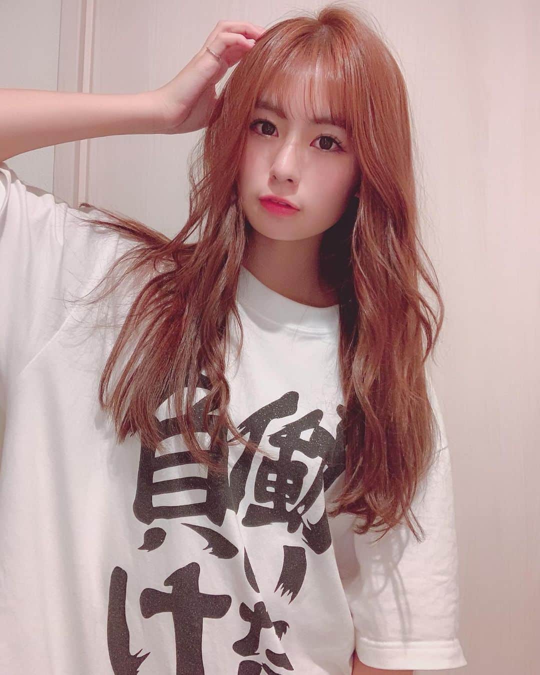 のインスタグラム：「働いたら負けTシャツお気に入りです☺️☺️☺️ 明日の卒業ライブに向けてLapis行って髪の毛のメンテナンスしてきた💞  #ラピス #美容室 #渋谷 #ヘアスタイル #エクステ #lapis #haircolor #hairstyle #hair」