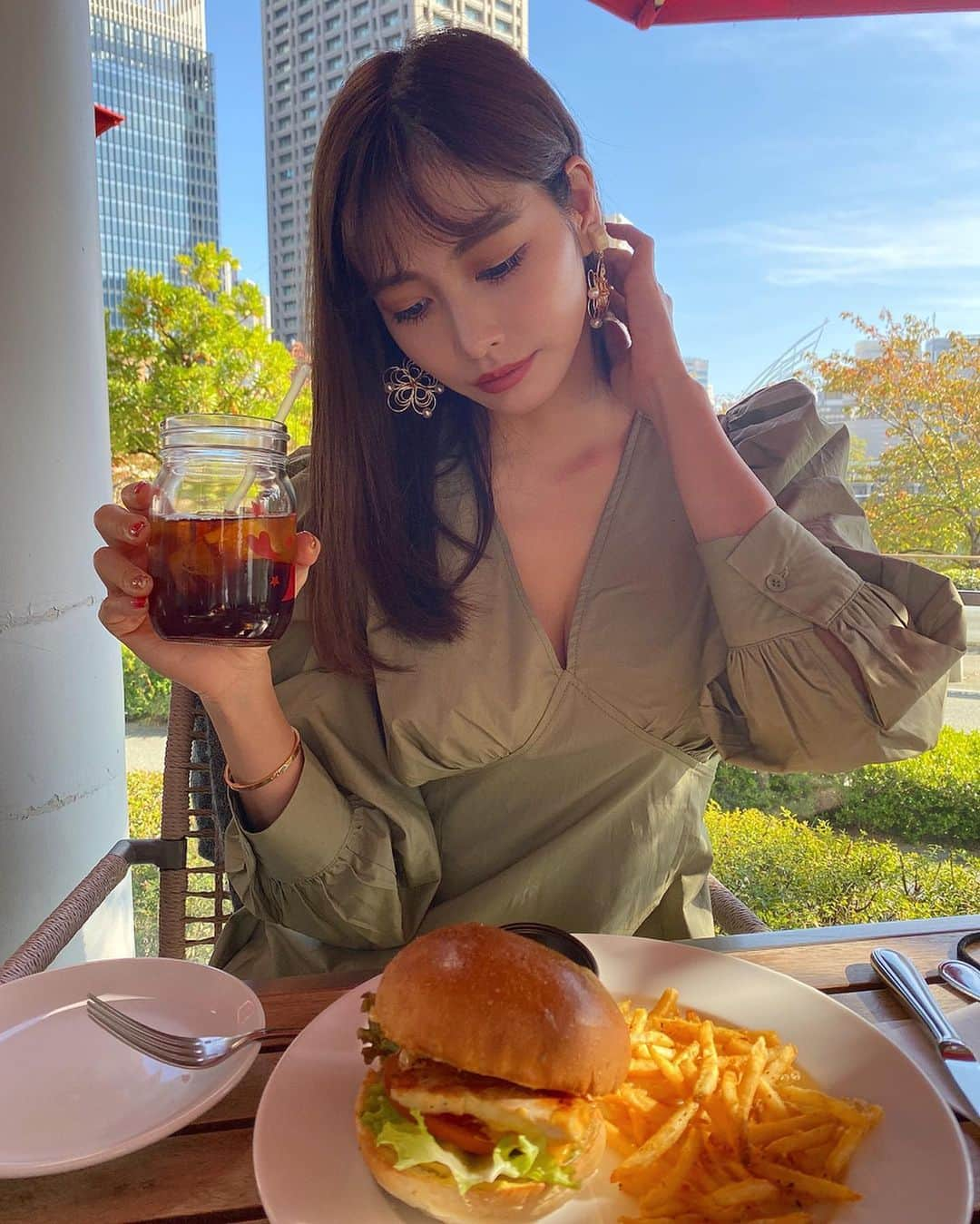 得あゆさんのインスタグラム写真 - (得あゆInstagram)「いつかのお腹空きすぎハンバーガー🍔 結構前の写真だ。まだ暖かい。笑 ・ ・ ・ ・ ・ ・ ・ ・ ・ ・ #テラス席#カフェ#カフェ巡り#お昼ごはん#ランチ#ジャンクフード#ハンバーガー#ポテト#お洒落#ダイエット#ヘルシー#ワンピース#クリスマス#クリスマスツリー#おやつ#お茶#イヤリング#アクセサリー#デート#カップル#休日#オトナ女子#hamburger#diet#junkfood#christmas#christmastree#earring#lunch#potato」12月5日 20時27分 - tokuayu819