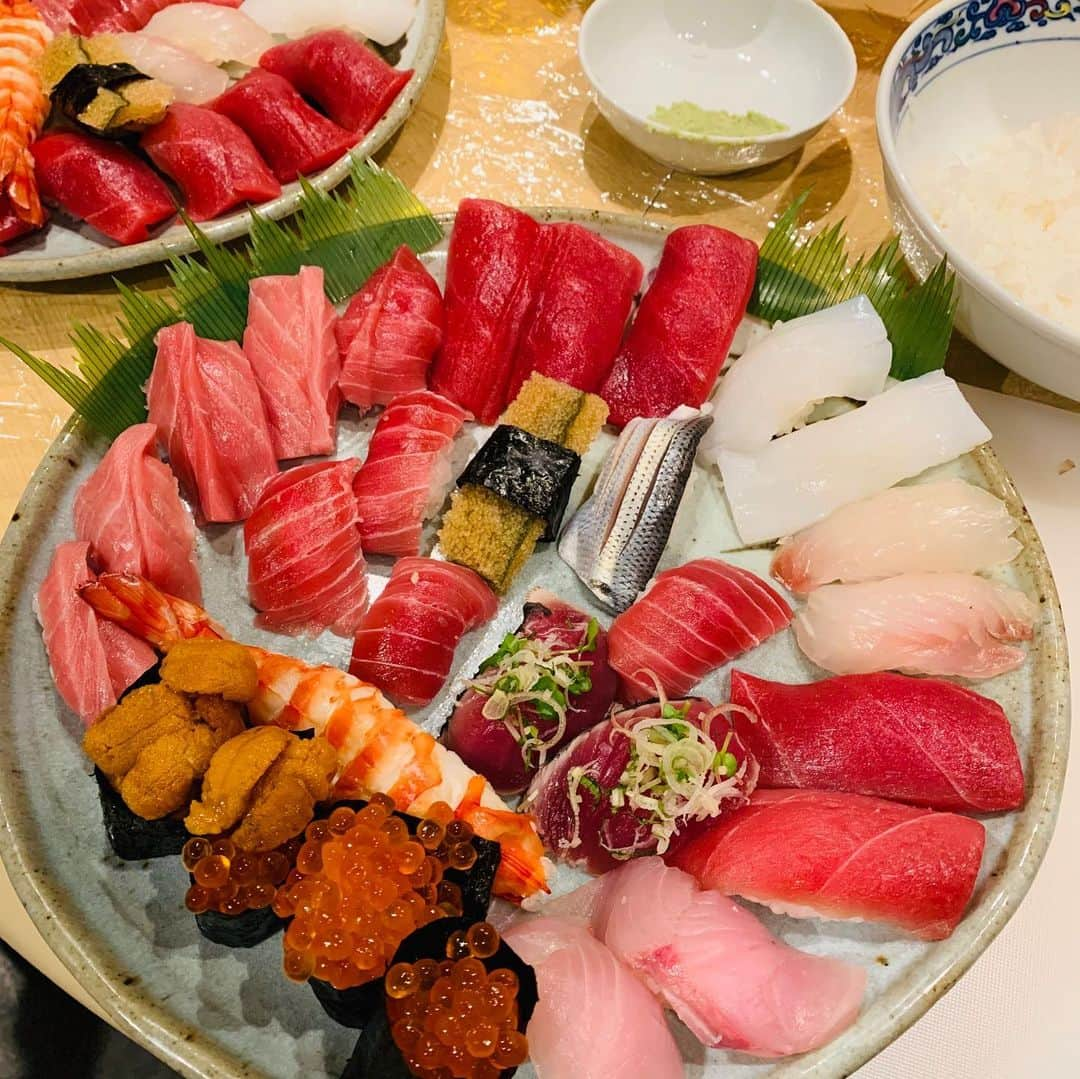 透水さらささんのインスタグラム写真 - (透水さらさInstagram)「🍣握る会🍣﻿ ﻿ れーれさんと、お寿司を握ってきましたっ！﻿ ﻿ ﻿ 主人が発足し、数年ほど、時々開催しております！  今回私も初めて参加しました😂﻿ いつもは"食べる専門"だったので、新鮮なお魚を切るところからはじまり、握り方も大将から教えて頂き、、、貴重な経験でした✨﻿ ﻿ ﻿ ﻿ 自分で握ったお寿司、なかなか美味しかったです🍣﻿ れーれさんには前回も参加していただいたので、寿司先輩です😂﻿ ﻿ 握ったあとは﻿ 宝塚大好きな方と一緒にカラオケで宝塚の"まま音"を楽しみました🤣🎤﻿ 自分が出ていたショーなのにほとんど歌えないという不思議ʬʬʬ﻿ ﻿ れーれさんとデュエットも🎤﻿ ﻿ ﻿ 我が家のイベントにれーれさんを必ず誘ってます😂﻿ いつもありがとうございます😂  最後の写真は、アートっぽく加工するつもりが天国にお寿司出前に行ってるみたいになって、れーれさんに送って爆笑した写真。笑  #寿司#握る会#sushi #れーれさん #朝風れい　さん #もはや家族 #宝塚#まま音 #面白い #加工#意味不明#天国？笑」12月5日 20時28分 - sarasarasarasa0623