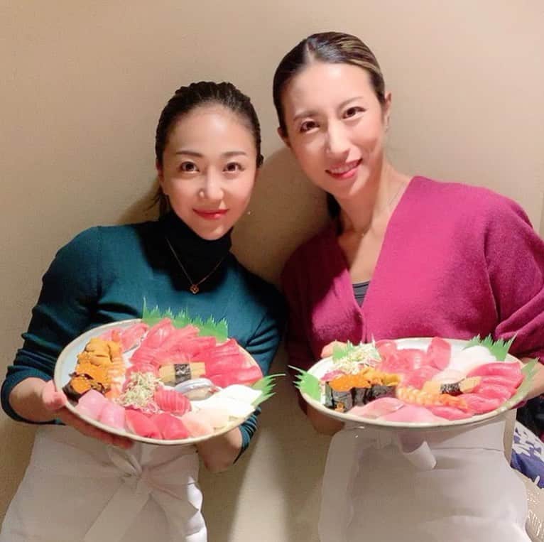 のインスタグラム：「🍣握る会🍣﻿ ﻿ れーれさんと、お寿司を握ってきましたっ！﻿ ﻿ ﻿ 主人が発足し、数年ほど、時々開催しております！  今回私も初めて参加しました😂﻿ いつもは"食べる専門"だったので、新鮮なお魚を切るところからはじまり、握り方も大将から教えて頂き、、、貴重な経験でした✨﻿ ﻿ ﻿ ﻿ 自分で握ったお寿司、なかなか美味しかったです🍣﻿ れーれさんには前回も参加していただいたので、寿司先輩です😂﻿ ﻿ 握ったあとは﻿ 宝塚大好きな方と一緒にカラオケで宝塚の"まま音"を楽しみました🤣🎤﻿ 自分が出ていたショーなのにほとんど歌えないという不思議ʬʬʬ﻿ ﻿ れーれさんとデュエットも🎤﻿ ﻿ ﻿ 我が家のイベントにれーれさんを必ず誘ってます😂﻿ いつもありがとうございます😂  最後の写真は、アートっぽく加工するつもりが天国にお寿司出前に行ってるみたいになって、れーれさんに送って爆笑した写真。笑  #寿司#握る会#sushi #れーれさん #朝風れい　さん #もはや家族 #宝塚#まま音 #面白い #加工#意味不明#天国？笑」