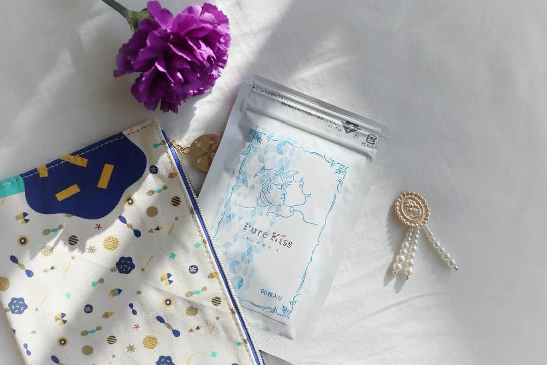 リナのインスタグラム：「まだまだ小さい子どもたち…👧👦 . 朝のおはようのチュー😚は、 私のmorning routineの一つ☀️ . 毎晩しっかり歯磨きして寝ても、 寝起きって…なんだか臭う気が…😣 . 【pure kiss-ピュアキス】@purekiss.official は、 そんな匂いが気になる方にオススメな 男女兼用の口臭対策サプリメント★ . 口臭、体臭の成分に一番効く成分だと言われている150倍濃縮のシャンピニオンエキスを3600mgも配合している商品は ピュアキスだけなんだって❗️ . 他にも、 抗菌パワーを持つ、"緑茶カテキンエキス"や カラダのキレイをサポートしてくれる"乳酸菌"なども配合されているみたい🙌 . このサプリメントは、 Amazonでの販売のみしているので、 Amazonで「ピュアキス」で検索してみてね😉 ↓↓↓↓ 15%OFFクーポンコード「ODK6RDAE」 Amazonで使えるクーポンでセール価格よりさらに15%OFFになるみたいだよ！ .................................................... #PureKiss#ピュアキス#口臭#口臭ケア#口臭予防#口臭対策#体臭#サプリ#サプリメント#エチケットサプリ#PR#Amazon #キスサプリ」