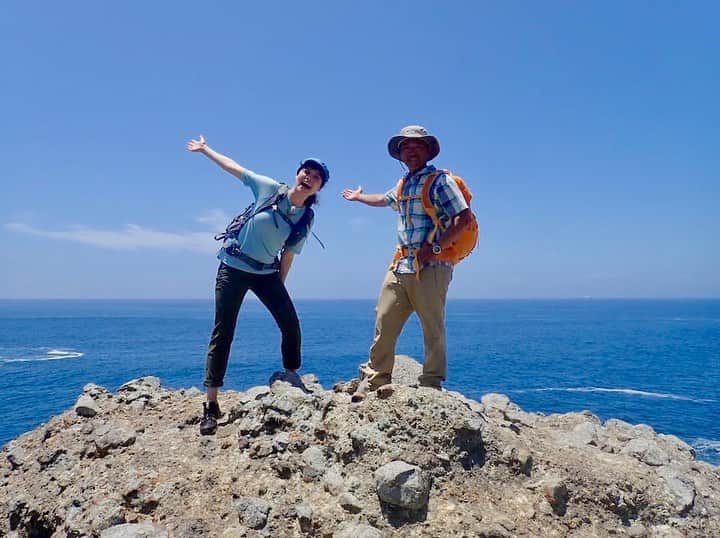 仲川希良さんのインスタグラム写真 - (仲川希良Instagram)「急に夏！！な写真ですね笑 明日にっぽんトレッキング100の再放送があります♩ ・ 舞台は世界ジオパークに認定されている静岡県伊豆半島 ・ 山やふもとの歴史を意識することはあっても、その土地自体が生まれるまで遡ることはなかなか無いのでは？ ・ 伊豆半島はどう出来上がったのか、地球の歴史を想像しながらのダイナミックなトレッキングです！ ・ ・ にっぽんトレッキン100 「伊豆半島 地球が生んだ絶景」 12月6日金曜 ＮＨＫＢＳプレミアム 午後3時10分～ 午後4時10分 ・ こういう楽しみ方は、ガイドさんが居てこそ！ですよね♩ ぜひご覧ください😊 ・ ・ #🌋 #🌊 #📺 #NHK #にっぽんトレッキング100 #登山 #トレッキング #伊豆」12月5日 20時38分 - kiranakagawa