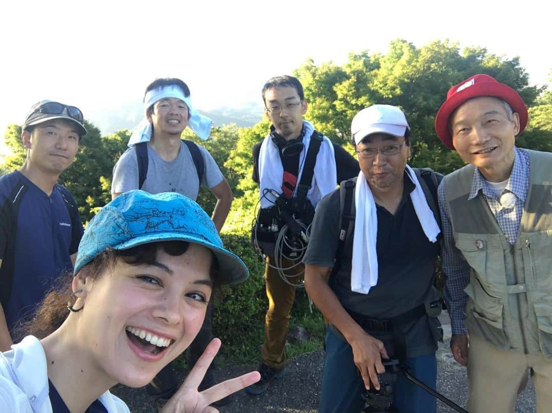 仲川希良さんのインスタグラム写真 - (仲川希良Instagram)「急に夏！！な写真ですね笑 明日にっぽんトレッキング100の再放送があります♩ ・ 舞台は世界ジオパークに認定されている静岡県伊豆半島 ・ 山やふもとの歴史を意識することはあっても、その土地自体が生まれるまで遡ることはなかなか無いのでは？ ・ 伊豆半島はどう出来上がったのか、地球の歴史を想像しながらのダイナミックなトレッキングです！ ・ ・ にっぽんトレッキン100 「伊豆半島 地球が生んだ絶景」 12月6日金曜 ＮＨＫＢＳプレミアム 午後3時10分～ 午後4時10分 ・ こういう楽しみ方は、ガイドさんが居てこそ！ですよね♩ ぜひご覧ください😊 ・ ・ #🌋 #🌊 #📺 #NHK #にっぽんトレッキング100 #登山 #トレッキング #伊豆」12月5日 20時38分 - kiranakagawa