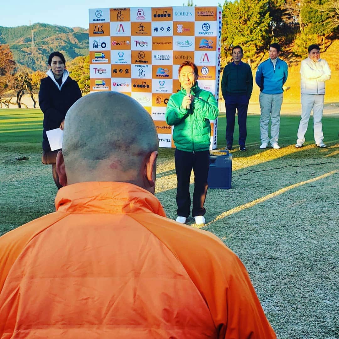 東朋宏さんのインスタグラム写真 - (東朋宏Instagram)「昨日はなべやかんさん主催のチャリティーゴルフコンペに参加して来ました～‼️ 動画は最終ホールの良さそうで全然良くなかったショット。。。(笑)  写真はやかんさんが肩に乗ってるみたいなやつ、さとう玉緒さんと大原かおりさんと記念撮影、パーティーでめっちゃ良い景品を掴みとる赤プル松丘さん夫妻。。。 あと普段会えない色んな有名人がいてテンション上がった～、プロゴルファーの丸山茂樹さん、元K-1選手の佐竹さん、ミノワマンさん、モデルの神戸蘭子さん、あ、二世仲間の布川隼汰くんにも会えた(笑) オレも芸能人家族のはずなのにミーハーになっちゃたわ‼️ 初めてゴルフコンペに参加してスコアは散々だったけどめっちゃ楽しかった～‼️ #ゴルフ #コンペ #ゴルフコンペ #なべやかん #チャリティーイベント #芸能人 #格闘家 #プロゴルファー #グラビア #モデル #芸人 #タレント #歌手 #もっともっと色んな有名人がいたけどウクレレえいじさんに会えたの嬉しかった」12月5日 20時42分 - tomohiro_azuma