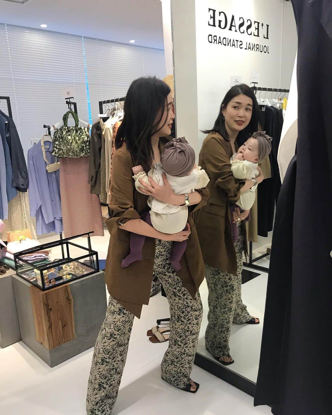 濱中鮎子のインスタグラム：「大盛況のベイクルーズさんの展示会へお嬢連れで行かせて頂きました！  いろんな方に抱っこしていただき、嬉しかったなぁ。 タイミング的にお嬢はお腹が空いてる時間だったのでなかなかスマイル出ませんでしたが笑、  美人好きがますます濃厚になってきました、お嬢です。  ベイクルーズの女性陣はほんとに美しく、楽しい方ばかりです！  いつもお取り組みも楽しすぎます！  春夏も @jslessage  さんとのスペシャルアイテムあります！  たのしみ、たのしみ！  個人的に、また @aquascutum_japan と @jslessage のコラボコート🧥が、再販されるとのニュースに💘 私もかなり愛用しているのですが、前回は即完だったそうです。 お嬢と大量の荷物で服の写真を撮り忘れた...... #baycrews  #母情報かなりもらっている #市川女史お誘いありがとう #しかもuhr着てくれてる  #ザキさんをジャキさんと呼ぶ日が楽しみ #ピンさん抱っこで泣きそうになる🤣 #ピンさん抱っこの写真だけ顔が不満気  #みなさん温かく迎えてくださりありがとうございました」