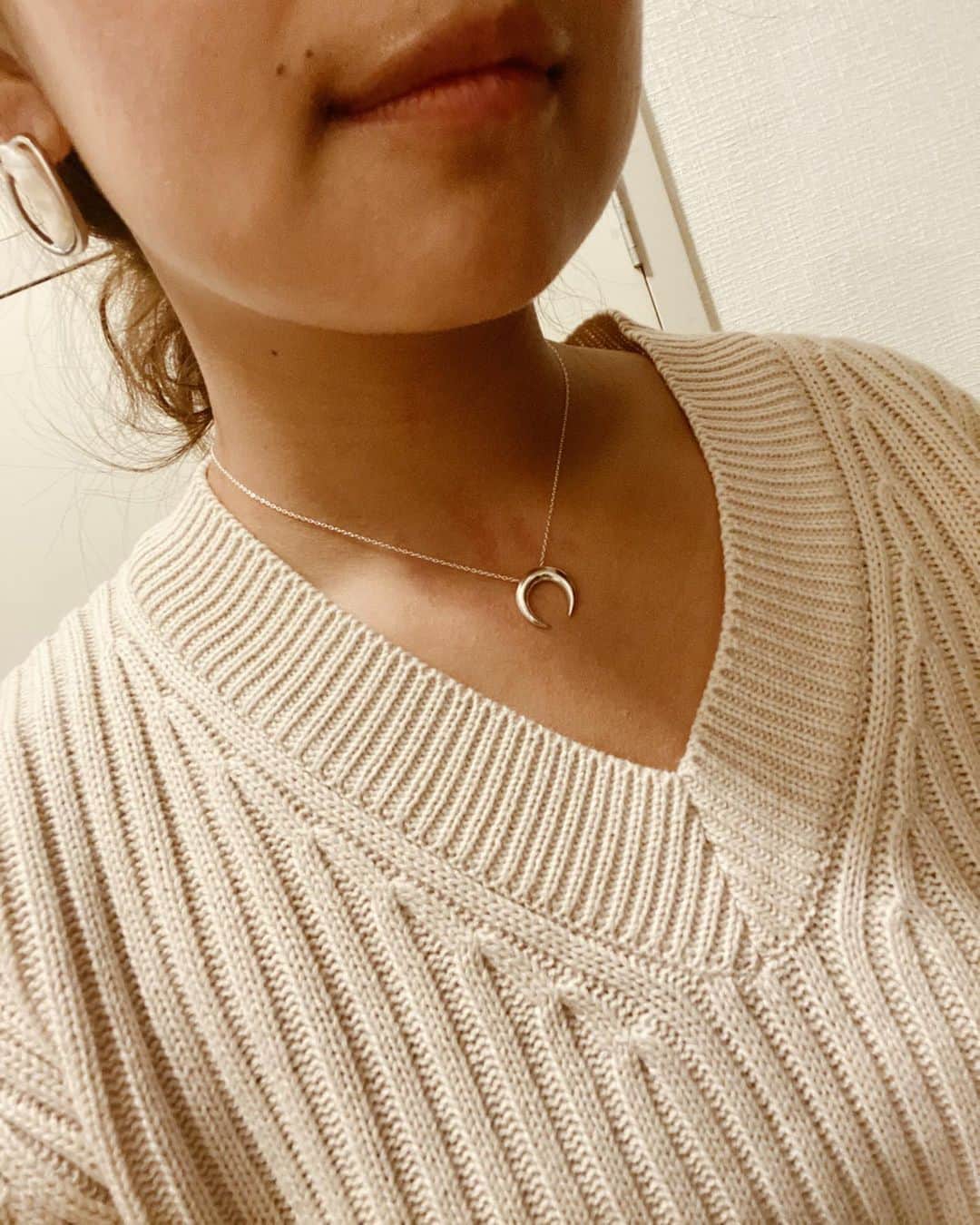 クロさんのインスタグラム写真 - (クロInstagram)「最近Getしたネックレス♩ シルバーアクセサリーなかなかつけないけれど、この月のモチーフに惹かれて🌛💕💕 大ぶりなジュエリーの中にも女性らしさのあるネックレス♡ ハンドメイド・シンプルながら存在感のある、主役になれちゃうネックレスです☺️👍🏽 メッチャ可愛いーーーー🤤  #leialohaaccessories #pr#moonnecklace #レイアロハアクセサリー #プレゼント #ネックレス #シンプル #コーデ #cordinate」12月5日 20時46分 - kuro_risa
