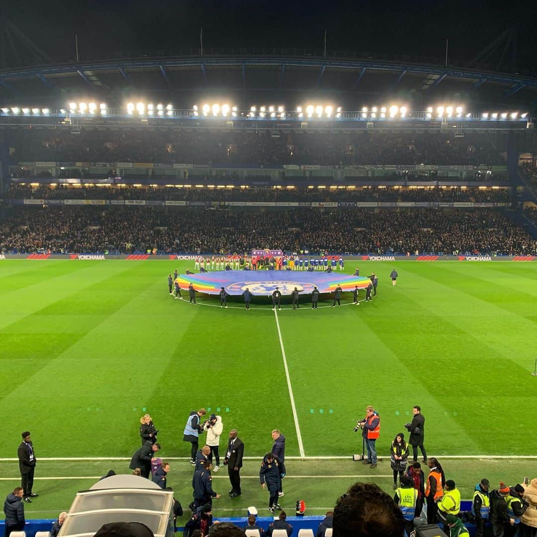 ブラッド・グザンのインスタグラム：「Great to see my old club @avfcofficial last night and some familiar faces! #UTV」