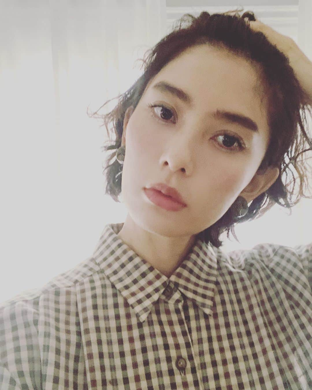 白澤貴子さんのインスタグラム写真 - (白澤貴子Instagram)「Shooting day with my favorite vintage shirt.  昨日はVERYで取材される側の撮影でした。  私なぞのヘアメークをお願いするなんて本当に申し訳ないと思いつつ今年この顔を担当してくださるのは2度目の @saito_makoto_lilahairmake さん。  素敵なヘアメイクで大切なヴィンテージシャツとこの上に重ねたヴィンテージコートが一層映えました。  ありがとうございました😊  このシャツの思い出については来月発売の2月号をお楽しみに♡  #あれまた髪かきあげてる #カッコつけたいわけじゃなく #多分伸びてきて顔にかかる前髪がものすごく邪魔なんだと思います😂 #どアップ失礼しました🙏 #白澤とヴィンテージ」12月5日 20時57分 - takakoshirasawa