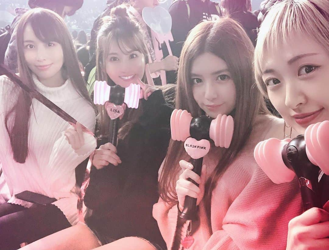 辰巳ゆいさんのインスタグラム写真 - (辰巳ゆいInstagram)「昨日は！BLACKPINKのライブへー💗﻿ ﻿ 相変わらず可愛すぎて可愛すぎてヤバかったですー😍😍﻿ ﻿ 初ドーム！！﻿ すごい人気っっ💗﻿ ﻿ 毎回毎回、可愛くてカッコよくてニヤニヤが止まりません😍﻿ ﻿ ホントみんな細くてビックリする💦﻿ 内臓どこに入ってるん？！ってなる🤣﻿ ﻿ ファン層もなんだか変わったと言うか、増えたからなんだろーけど、老若男女幅広いっ！﻿ ﻿ アンコールの呼び掛けの時、前回よりバラバラで微妙な感じになっちゃってたからこれから揃ってくるといいねっ笑﻿ ﻿ また、東京に来てくれたら行きたいー❤️﻿ ﻿ パフォーマンスがカッコよくて、しゃべると可愛くて、ずっと最高でしたっ💕﻿ ﻿ 楽しかったーー💕﻿ ﻿ #blackpink #blackpinkinyourarea #ブルピン #東京ドーム #リサ推し #オルペン #結局みんな好き #かわいい ＃カッコいい #最高 #ありがとう﻿」12月5日 21時06分 - yuitatsumi