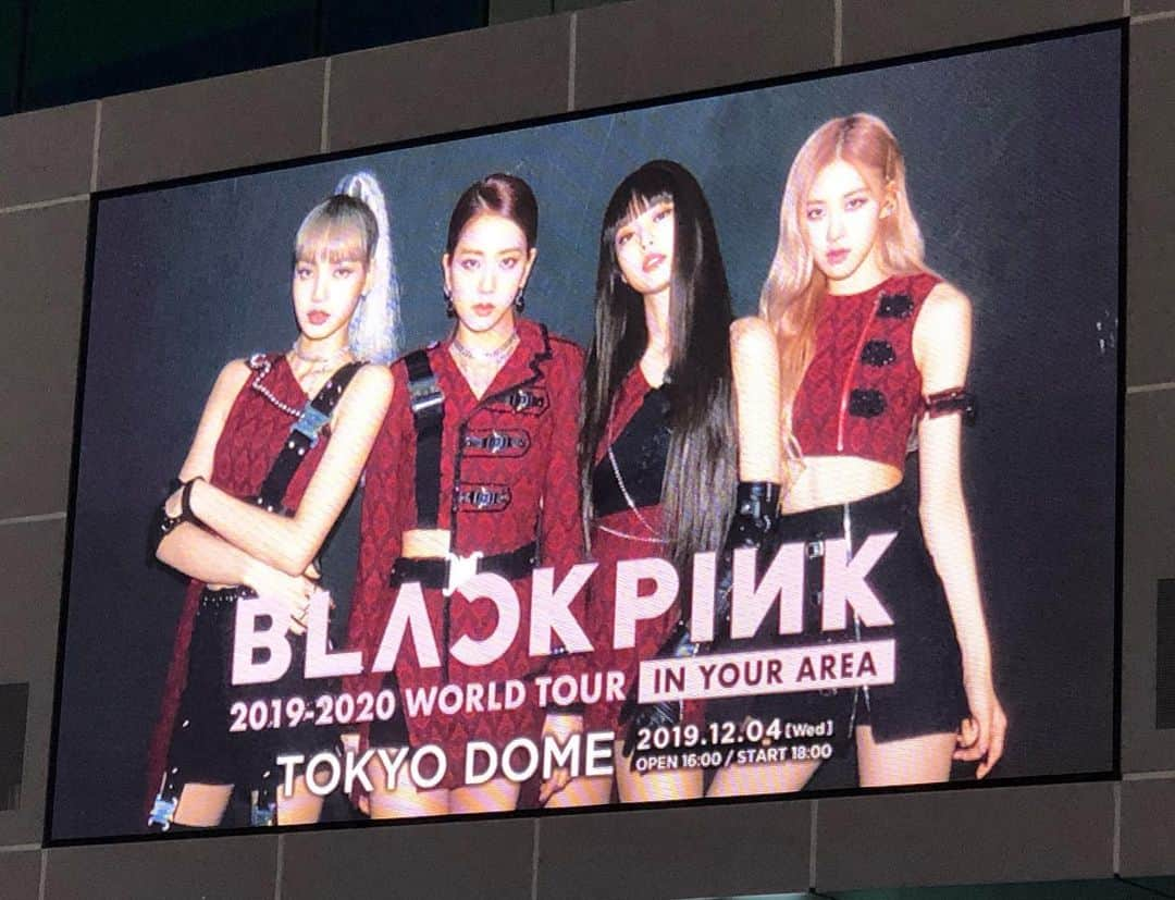 辰巳ゆいさんのインスタグラム写真 - (辰巳ゆいInstagram)「昨日は！BLACKPINKのライブへー💗﻿ ﻿ 相変わらず可愛すぎて可愛すぎてヤバかったですー😍😍﻿ ﻿ 初ドーム！！﻿ すごい人気っっ💗﻿ ﻿ 毎回毎回、可愛くてカッコよくてニヤニヤが止まりません😍﻿ ﻿ ホントみんな細くてビックリする💦﻿ 内臓どこに入ってるん？！ってなる🤣﻿ ﻿ ファン層もなんだか変わったと言うか、増えたからなんだろーけど、老若男女幅広いっ！﻿ ﻿ アンコールの呼び掛けの時、前回よりバラバラで微妙な感じになっちゃってたからこれから揃ってくるといいねっ笑﻿ ﻿ また、東京に来てくれたら行きたいー❤️﻿ ﻿ パフォーマンスがカッコよくて、しゃべると可愛くて、ずっと最高でしたっ💕﻿ ﻿ 楽しかったーー💕﻿ ﻿ #blackpink #blackpinkinyourarea #ブルピン #東京ドーム #リサ推し #オルペン #結局みんな好き #かわいい ＃カッコいい #最高 #ありがとう﻿」12月5日 21時06分 - yuitatsumi