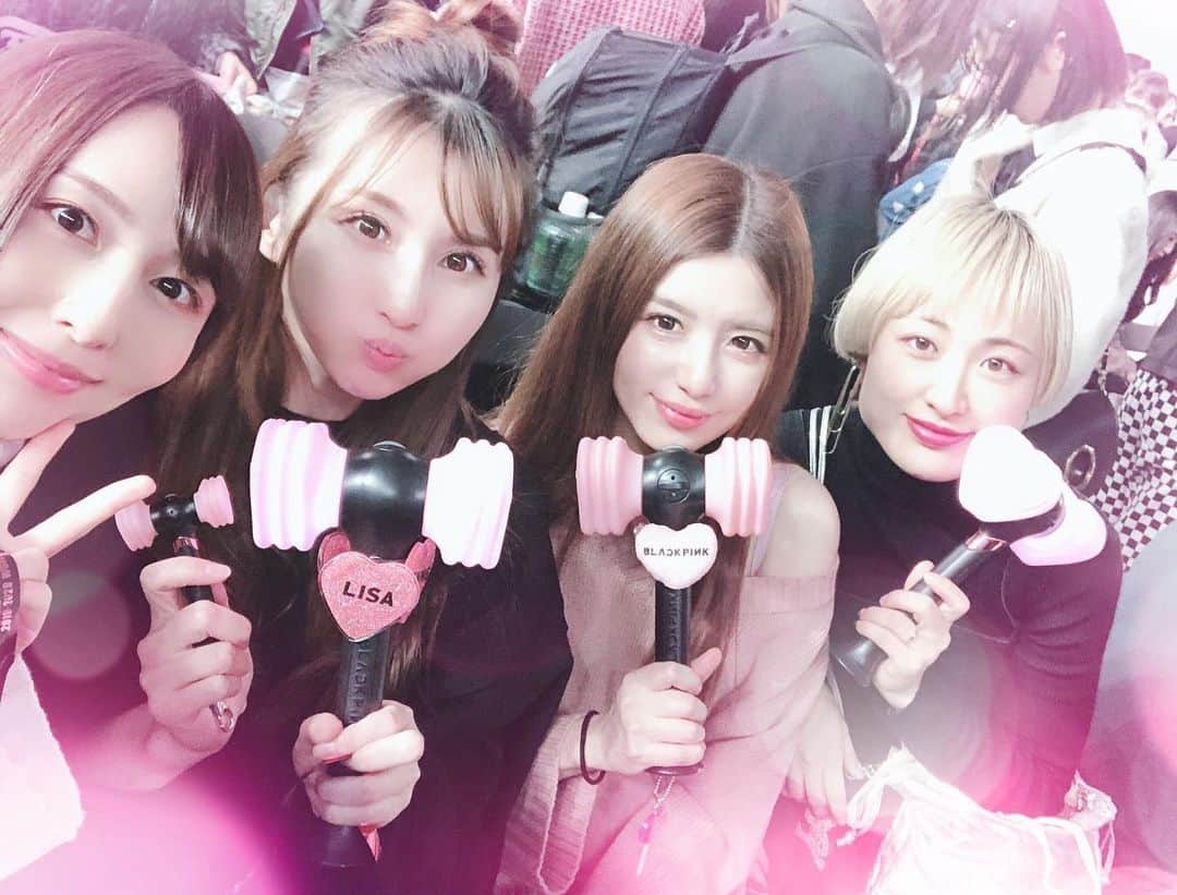 辰巳ゆいのインスタグラム：「昨日は！BLACKPINKのライブへー💗﻿ ﻿ 相変わらず可愛すぎて可愛すぎてヤバかったですー😍😍﻿ ﻿ 初ドーム！！﻿ すごい人気っっ💗﻿ ﻿ 毎回毎回、可愛くてカッコよくてニヤニヤが止まりません😍﻿ ﻿ ホントみんな細くてビックリする💦﻿ 内臓どこに入ってるん？！ってなる🤣﻿ ﻿ ファン層もなんだか変わったと言うか、増えたからなんだろーけど、老若男女幅広いっ！﻿ ﻿ アンコールの呼び掛けの時、前回よりバラバラで微妙な感じになっちゃってたからこれから揃ってくるといいねっ笑﻿ ﻿ また、東京に来てくれたら行きたいー❤️﻿ ﻿ パフォーマンスがカッコよくて、しゃべると可愛くて、ずっと最高でしたっ💕﻿ ﻿ 楽しかったーー💕﻿ ﻿ #blackpink #blackpinkinyourarea #ブルピン #東京ドーム #リサ推し #オルペン #結局みんな好き #かわいい ＃カッコいい #最高 #ありがとう﻿」