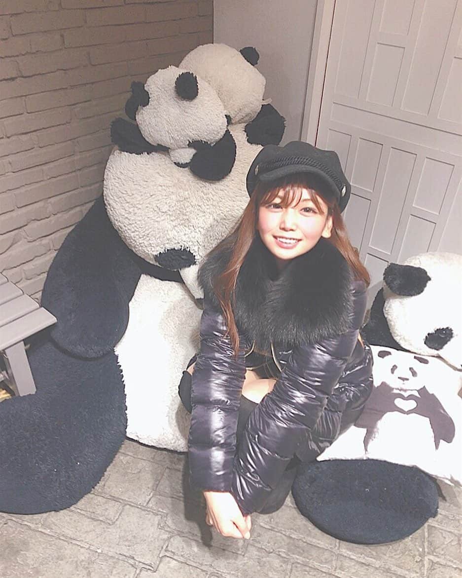 水瀬琴音さんのインスタグラム写真 - (水瀬琴音Instagram)「・ パンダ🐼🐾 ・ 中華街行った時にみつけた パンダのお人形スポット🐼🌿💖 右側にあるクッションのパンダが 手でハート作ってるのジワらない？笑ꉂ(ˊᗜˋ*)♡ ・ ・ ・ #横浜 #中華街 #パンダ #写真スポット」12月5日 21時00分 - kotone_dayo___
