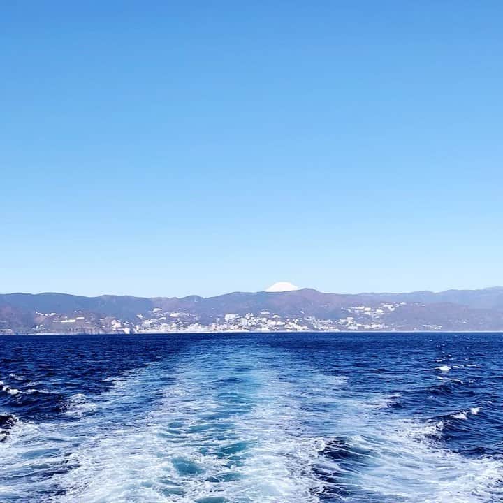 のインスタグラム：「ツアーの合間のブレイク🐟 熱海港からフェリーで30分、 初島で釣りしてきました。  タカベと小さなの数匹くらいの釣果でしたが、遠くに見えた真っ白い富士の冠きれいだったし良い旅だった。 (背後で釣れるのずっと待ってた猫に、 ちっこい魚あげたらありがとうも言わず遠くに走り去って消えた。) #初島 #日帰り旅行 #たかべ #富士山 #旅 #走り去った猫は５分後にまた戻ってきてこちらを見ていた」