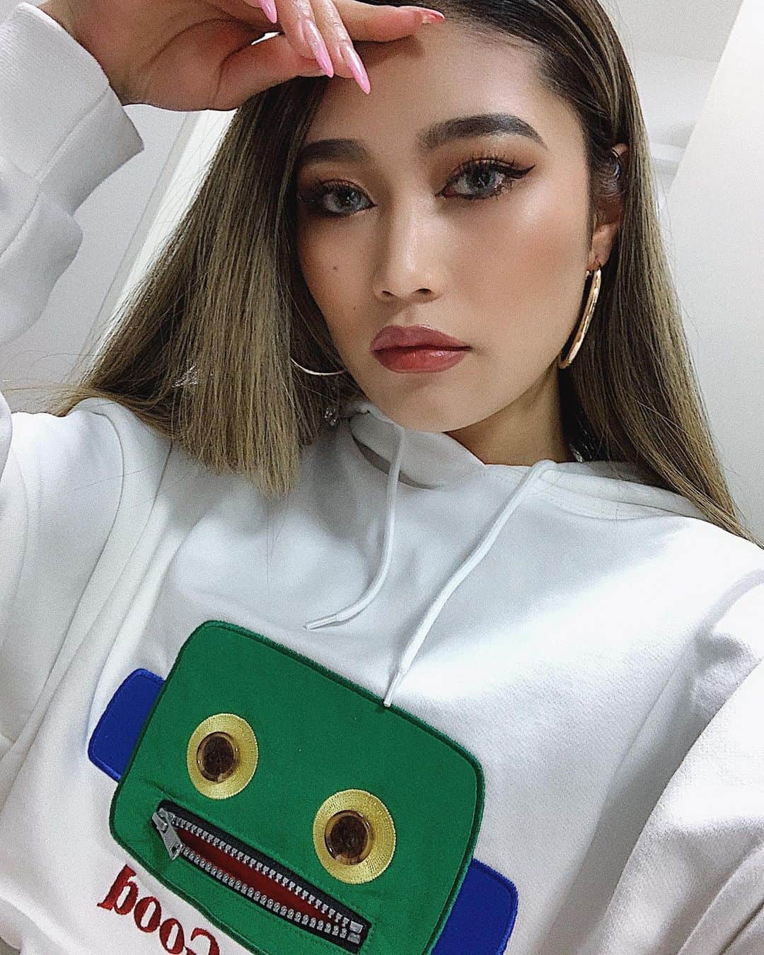 MAKOのインスタグラム：「New 🤖  これからの季節にちょうどいい @libere_official のパーカーゲットしたよ💛💛💛 #libeRe #リベーレ #liberejapan」