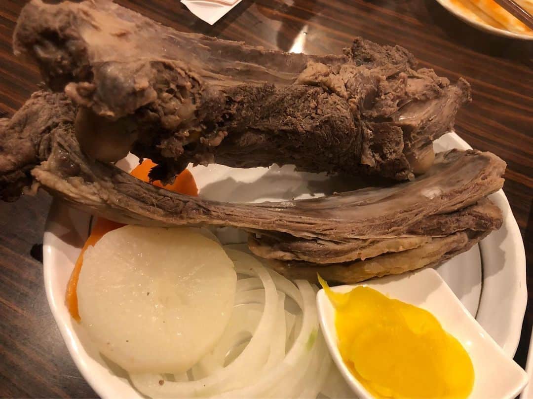関取花のインスタグラム：「流木みたいだろ。羊なんだぜ。これで…」