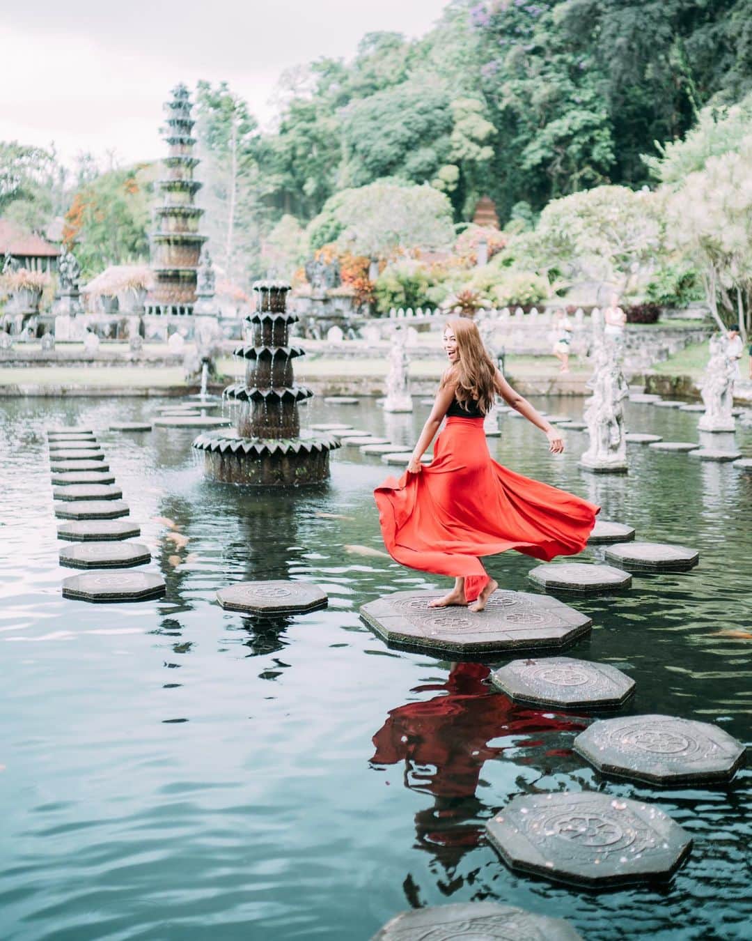 wacameraのインスタグラム：「#Bali memories one year ago. 来年3月に「憧れのインスタグラマー20名に学ぶ 美しい写真術」という本がインプレス社さんより発行されるのですがその中の1名として選んでいただきました。(嬉しい😆)今までにないタイプの本として様々なコンテンツを盛り込む予定らしく、その中の一つとして、フォローしてくださってる皆様の質問とその回答を掲載することになっております。 つきまして、皆様の中で気になることを募集しております！既に昨日storiesでも質問させていただいたのですが、(ご質問いただいた皆様、ありがとうございます) さらにフィードでもお聞きしたいと思います。 カメラ・レンズから、撮影の持ち物、使用アプリ、好きな色、食べ物などプライベートなことまで、何か聞きたいことはありますか？ありましたら、コメントでもDMでも構いませんので是非気軽に質問してください☺️ その質問が本に載るかもしれません💛 お待ちしてます！」