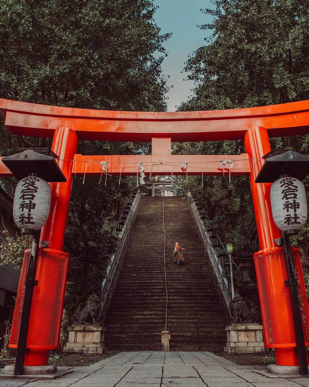 Andaz Tokyo アンダーズ 東京さんのインスタグラム写真 - (Andaz Tokyo アンダーズ 東京Instagram)「Discover the 86 “Stone Steps to Success” ⛩ . Established in 1603 by shogun Ieyasu Tokugawa, Atago shrine was strategically built atop Edo’s tallest hill, offering an ideal lookout point to protect local residents from fire 🔥 A shinto shrine famed for its steep steps, climb to the top to explore a hidden piece of our neighborhood’s rich history. :: 📸 Special thanks to @life_in_tokyo」12月5日 21時05分 - andaztokyo