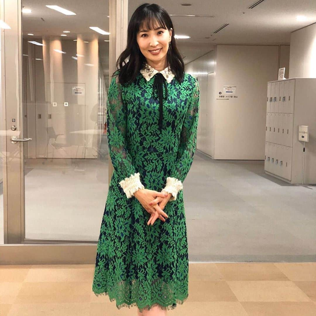 真飛聖さんのインスタグラム写真 - (真飛聖Instagram)「お知らせです☺︎ 明日 12月6日(金) 夜7時から放送の 『ものまね王座決定戦』に審査員として 出演しています📺 ものすごくレベルの高い皆さんのパフォーマンスを 見て、本当に 感動しました✨  ほんとに 素晴らしいです♡  ぜひぜひ ご覧ください📺 ㊗️MC 20周年の記念品もいただきました 20周年‥‥凄いですよね〜✨ #フジテレビ #ものまね王座決定戦 #お衣装タグ付けしてます #真飛聖」12月5日 21時15分 - sei_matobu