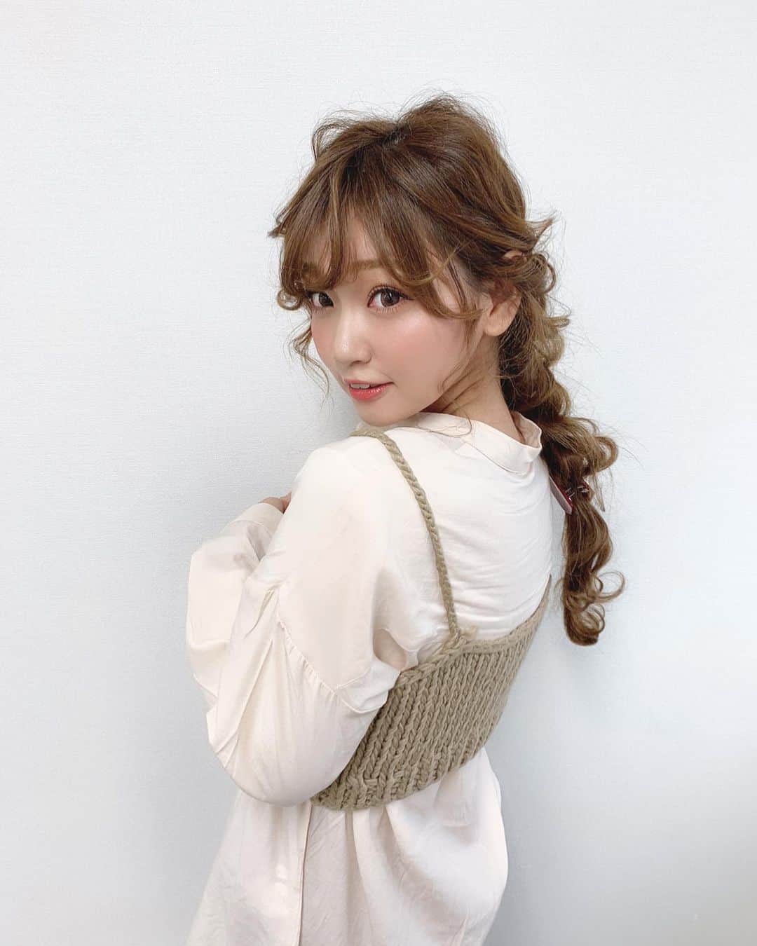 いっちゃん/嶋津 いつみのインスタグラム：「. . 昨日の予告通り 今日は編みおろし会⭐会長 @yoooheeey  さんの 編みおろし🙆‍♀️✨ . . . . . . セミナーモデルをさせてもらったんやけど 🗣「まんざらでもないメンズと 2回目のデートっていうテーマで来て。」 っていう無茶ぶりかまされて こういう仕上がり🤓💨💨💨ww . . . . . よへさんは毎回面白くて 優しいからつい色んなこと喋ってもて あれ？友達かな？って思うぐらい 何でも話してまう😂🎉🌈 . . . だから私に似合うように 編みおろしも顔まわりも仕上げてくれてて この日、このままお買い物行ったら みーんなに髪の毛かわいい😍!!って 声かけてもらったん😙💕💕💕 . . . フツーそんなことある?!😳💦笑💓 . . . . . カジュアル女子の抜群褒められヘア賞♥️ 受賞です←😎📸 . . . . . . #関西  #関西サロモ  #サロンモデル #サロモ #いっちゃん  #フリーモデル #関西モデル  #あざといっちゃん #かわいっちゃん #いっちゃんコーデ #ブライダルモデル #アレンジモデル #ヘアカラー  #ヘアアレンジ #ootd #編みおろし会  #編みおろし会モデル . .」