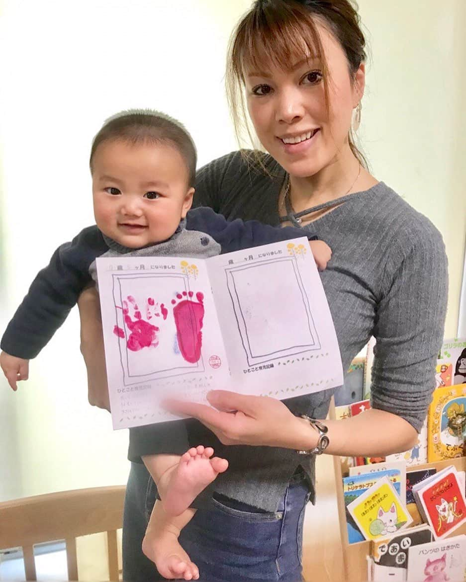 輝良まさとさんのインスタグラム写真 - (輝良まさとInstagram)「・ 地域の子育て支援センターの手形会に行ってきました😊❣️ この間は生後2ヶ月の時に行って以来だから、3ヶ月ぶり✨ 手も足もちゃーんと大きく成長してたね🙌 ・ 成長が嬉しいと共に最近の悩みは… ・ ①いきなりベビーカーで寝なくなった（眠たくなったらぐずって泣く） お陰で外出中は抱っこしないと寝ないので腰がやられてきた ・ ②ここ5日間毎日明け方の4時ぐらいに覚醒して、その後1時間ぐらい寝ないし、寝かそうとしたら泣いてぐずる ここで抱っこしたら癖になったらやだなと思い、頑張ってトントンで寝かせててるけど、お陰で最近寝不足で眠い ・ ③ストーリーにもあげた、夕方の夕寝からの寝起きの悪さ ・ これが悩み🤔🤔🤔 離乳食はびっくりするぐらいもぐもぐ沢山食べてくれるので、作りがいがあって嬉しいんですけどね❣️ 一長一短だわ😫💨 ・ ・ ・ #レインボーベビー#レインボーベビー真那人#令和元年ベビー#6月生まれ#生後5ヶ月#生後177日#赤ちゃん#赤ちゃんのいる生活#ままのて#ママリ#ベビフル#可愛い#愛おしい#手形会#記念#最近の悩み」12月5日 21時10分 - kirahama0703