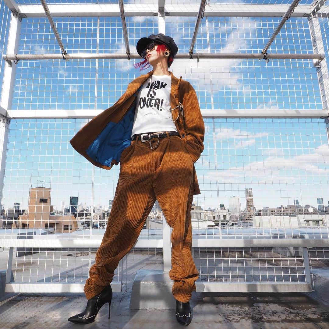 si ouxのインスタグラム：「めちゃ調子良いセットアップ！﻿ ﻿ #きょうの太陽浴﻿ ﻿ set up #muze_tokyo﻿ tee #yokoono #nadiff #johnlennon﻿ boots #gianvittorossi﻿ ﻿ ﻿ ﻿ ﻿ ﻿ ﻿ 寒くて肌を見せることはないけど、冬場もしっかり脱毛継続中！﻿ 2回目は前より痛みが無かったような。ジェルによる寒さ対策もバッチリ☀️永峯先生のTCB銀座院にて。﻿ ﻿ @tcbginza﻿ @tcb_nagamine #医療脱毛ならTCB東京中央美容外科 #美容整形ならTCB東京中央美容外科 #東京中央美容外科 #美容外科 #銀座 #東京中央美容外科銀座院 #永峯祥子 #医療脱毛 #レーザー脱毛 #メディオスター #メディオスターNext 脱毛 #全身脱毛 #PR」