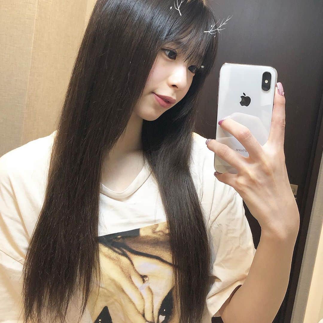 川崎ひかるのインスタグラム：「🦌！ . . アリアナちゃんのTシャツ💕💕 冬になるとアリアナちゃんの曲ばかり聴いてます🎄 . . .  #daily #dailylook #selfie #selca #ootd #데일리 #데일리룩 #셀카그램 #셀카 #셀피 #오오티디 #팔로우 #自撮り #アイドル #ビジョビ」