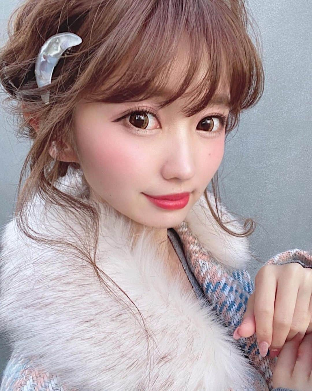 伊上あやさんのインスタグラム写真 - (伊上あやInstagram)「今日も寒い！！❄️﻿ みんな風邪引かないようにね！﻿ 体調気をつけてがんばろ💗﻿ ﻿ 今日はコートがポイント！﻿ グレーのセットアップに組み合わせたよ✨﻿ 髪の毛は編み下ろしヘア😊❣️﻿ @mattchan24karats にいつもやってもらってる！﻿ 編み下ろしはまっちゃんに決まり😉﻿ ﻿ #編み下ろしヘア　#冬コーデ　#デートコーデ　#セットアップコーデ　#フィリピンハーフ　#サロモ」12月5日 21時14分 - o.aya_0613