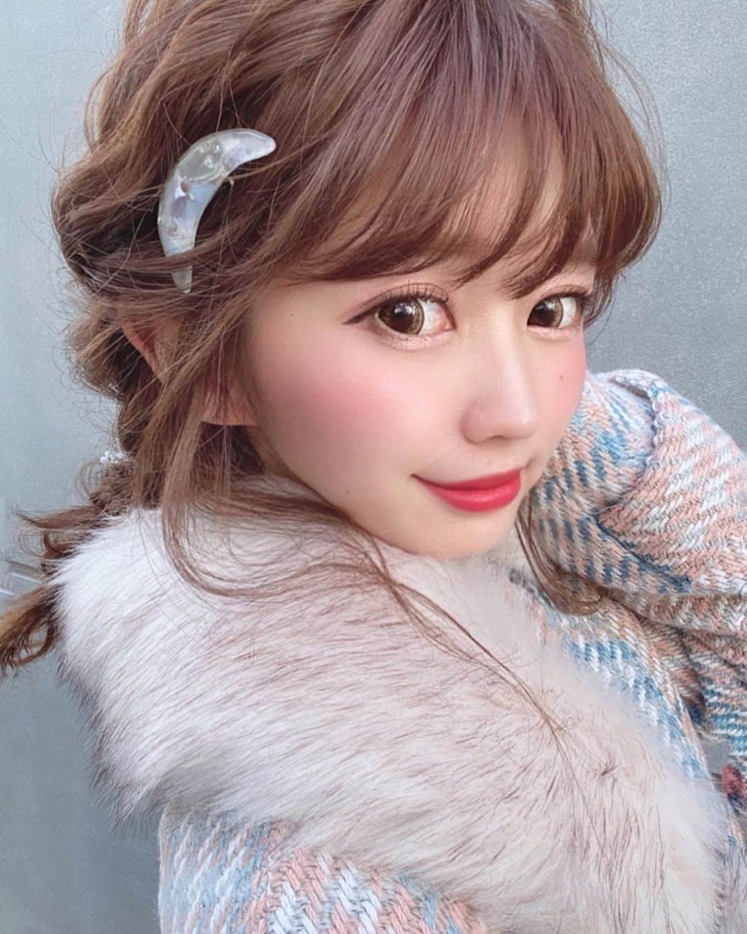 伊上あやさんのインスタグラム写真 - (伊上あやInstagram)「今日も寒い！！❄️﻿ みんな風邪引かないようにね！﻿ 体調気をつけてがんばろ💗﻿ ﻿ 今日はコートがポイント！﻿ グレーのセットアップに組み合わせたよ✨﻿ 髪の毛は編み下ろしヘア😊❣️﻿ @mattchan24karats にいつもやってもらってる！﻿ 編み下ろしはまっちゃんに決まり😉﻿ ﻿ #編み下ろしヘア　#冬コーデ　#デートコーデ　#セットアップコーデ　#フィリピンハーフ　#サロモ」12月5日 21時14分 - o.aya_0613