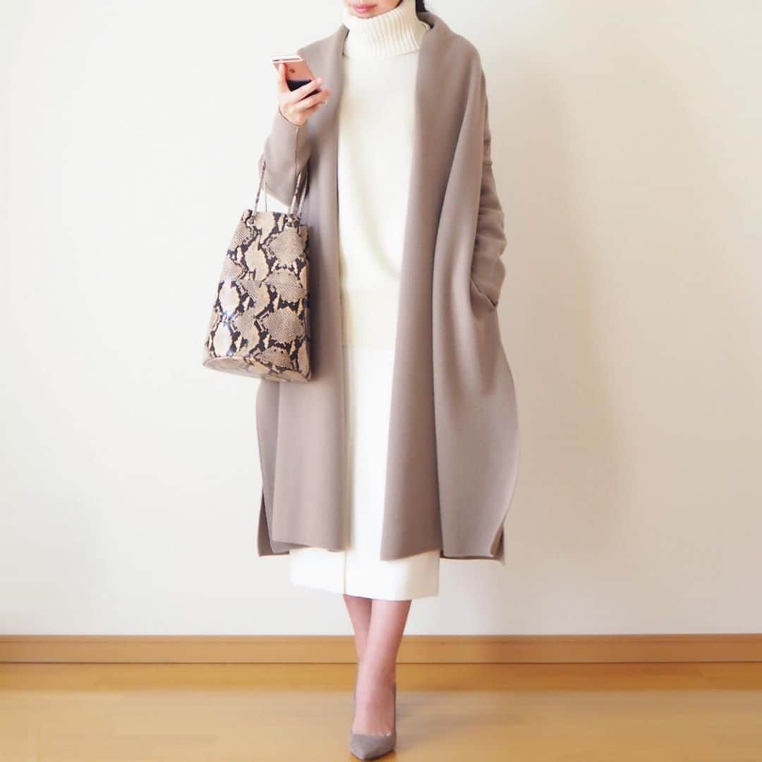 hanaさんのインスタグラム写真 - (hanaInstagram)「outfit❄️ * white×beige☺︎ * いつの間にかのニットコートは、 着るとこんな感じだよ。の図 * #deuxiemeclasse #lappartement #marcomasi #pellico #zara」12月5日 21時18分 - hana_iroha