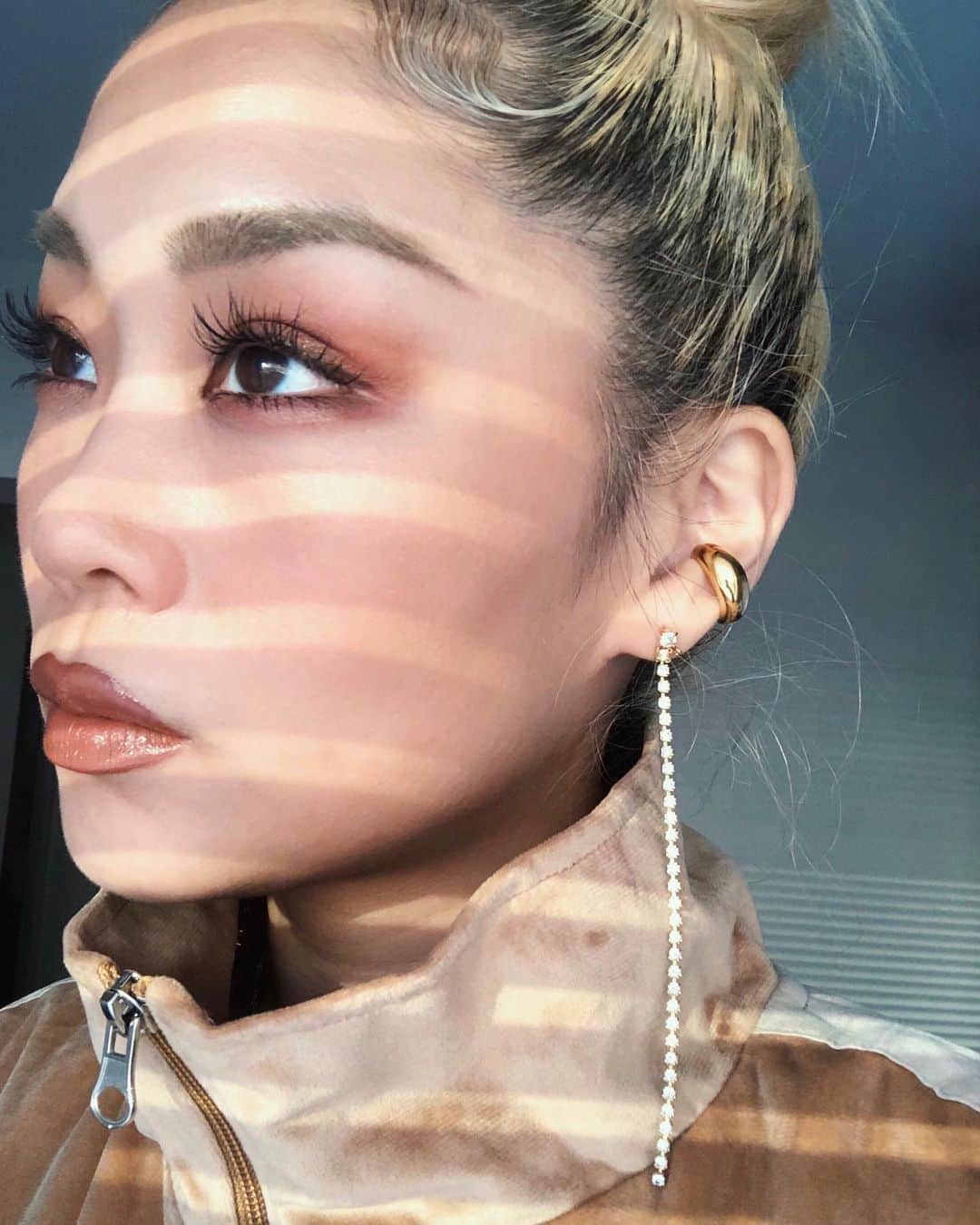 TOKINEのインスタグラム：「🍁🍁🍁 毎年、寒くなってくると 赤茶系のメイクを、まんまとしてしまう🤔❤️ 赤茶メイクは血色が良く見えるし シャドウ、チーク、リップに統一感出しやすい。 個人的にすごく楽な配色🤤🧡」