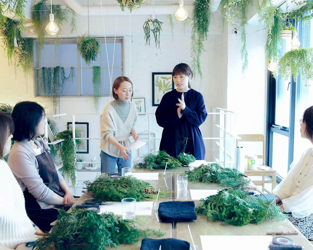 botanist officialさんのインスタグラム写真 - (botanist officialInstagram)「クリスマスを彩る #ウォールツリー 作りのワークショップを、BOTANIST Tokyo（@botanist_tokyo）にて開催しました🎅✨ 針葉樹の香りがするヒノキ、ヒムロ杉など5種類の花材を取り揃え、店内は森の中にいるような清々しい空気に🌲🌲🌲 ⠀⠀ 当日の詳しい様子はNEWSページで公開していますので、今日のストーリーズURLからご覧ください🌿簡単に手順等も写真と併せて公開しています😉 ⠀⠀ ご参加くださった皆様ありがとうございました😊 手作りしたウォールツリーとともに、素敵な12月をお楽しみください♪ ⠀⠀ これからも、植物と共にある暮らしがより身近になるようなワークショップを開催予定です。 募集の際は、公式WebサイトやSNSより告知いたします。 お楽しみに🌱 ⠀⠀ #botanicalbeauty #BOTANIST #ボタニスト #botanisttokyo #ボタニストトウキョウ ⠀⠀ 🗼@botanist_tokyo 🌍@botanist_global 🇨🇳@botanist_chinese」12月5日 21時19分 - botanist_official
