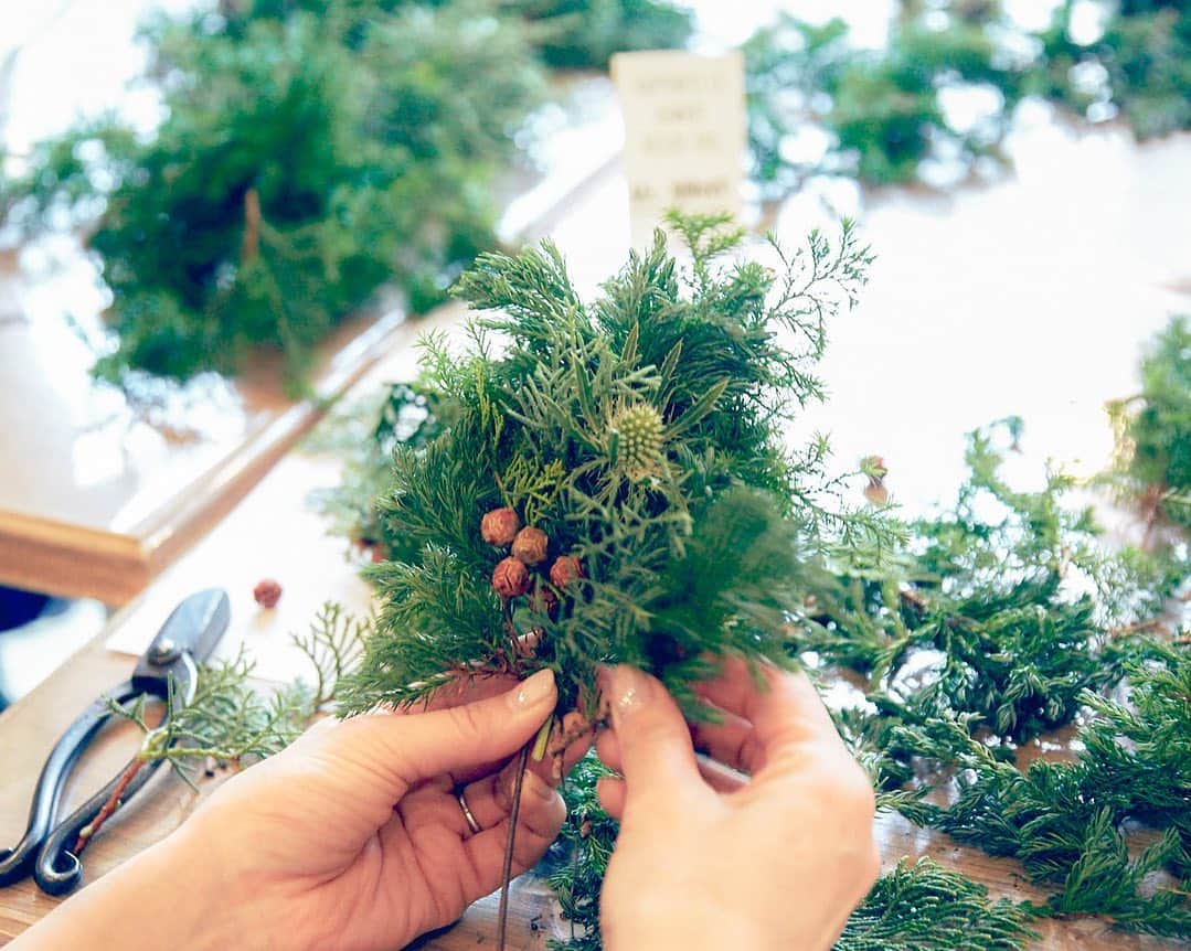 botanist officialさんのインスタグラム写真 - (botanist officialInstagram)「クリスマスを彩る #ウォールツリー 作りのワークショップを、BOTANIST Tokyo（@botanist_tokyo）にて開催しました🎅✨ 針葉樹の香りがするヒノキ、ヒムロ杉など5種類の花材を取り揃え、店内は森の中にいるような清々しい空気に🌲🌲🌲 ⠀⠀ 当日の詳しい様子はNEWSページで公開していますので、今日のストーリーズURLからご覧ください🌿簡単に手順等も写真と併せて公開しています😉 ⠀⠀ ご参加くださった皆様ありがとうございました😊 手作りしたウォールツリーとともに、素敵な12月をお楽しみください♪ ⠀⠀ これからも、植物と共にある暮らしがより身近になるようなワークショップを開催予定です。 募集の際は、公式WebサイトやSNSより告知いたします。 お楽しみに🌱 ⠀⠀ #botanicalbeauty #BOTANIST #ボタニスト #botanisttokyo #ボタニストトウキョウ ⠀⠀ 🗼@botanist_tokyo 🌍@botanist_global 🇨🇳@botanist_chinese」12月5日 21時19分 - botanist_official