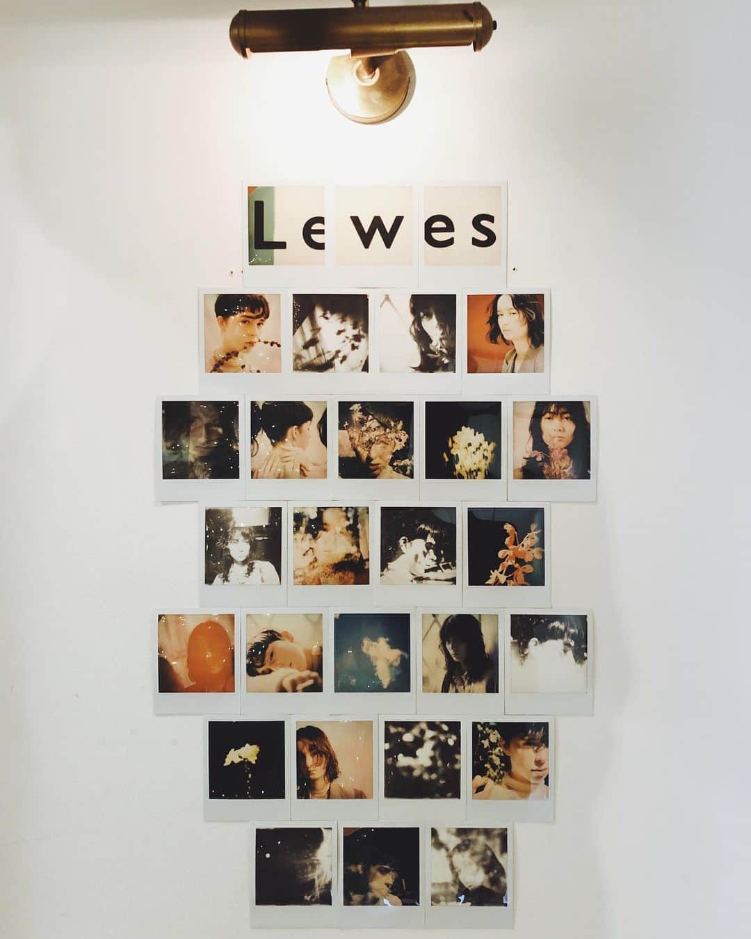 のインスタグラム：「mark the 3rd years @lewes_hair  とある月曜日に みんなで 3周年を記念した撮影を。 (3周年だけに3modelsで。5周年は大変や。  今日は お花が届いたり 朝の朝礼では誰かが泣いたり。笑 素敵な1日を迎えました。 ストーリーズにも沢山のお祝いメッセージ コメントを頂き スタッフ皆、喜んでおります。 ありがとうございます。  12月も 沢山のguestと お会いできることを楽しみにしています。  ポラロイドは 入口の扉横に飾ってます。  #Lewes #20191205 #3rdanniversary」