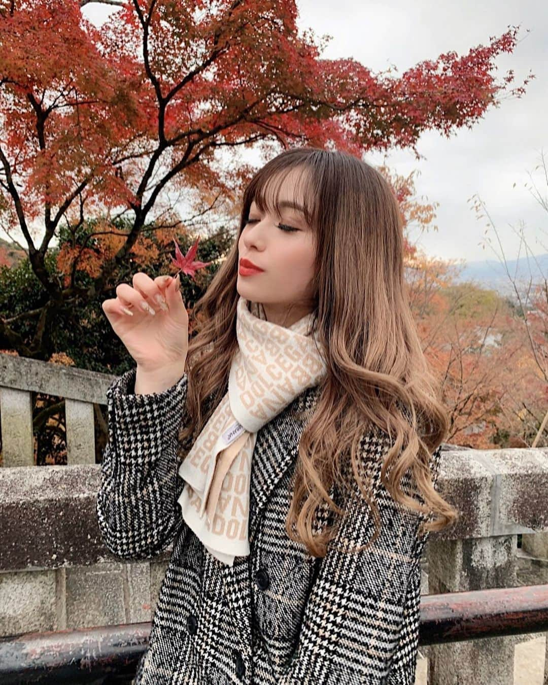 川猿てるみさんのインスタグラム写真 - (川猿てるみInstagram)「. まだ咲いてた紅葉🍁 でも大体満開が11月までらしい🥺 今年は明るい紅葉やたから 来年は満開のライトアップみたーい😂  #紅葉　#京都　#me」12月5日 21時34分 - terumin1113