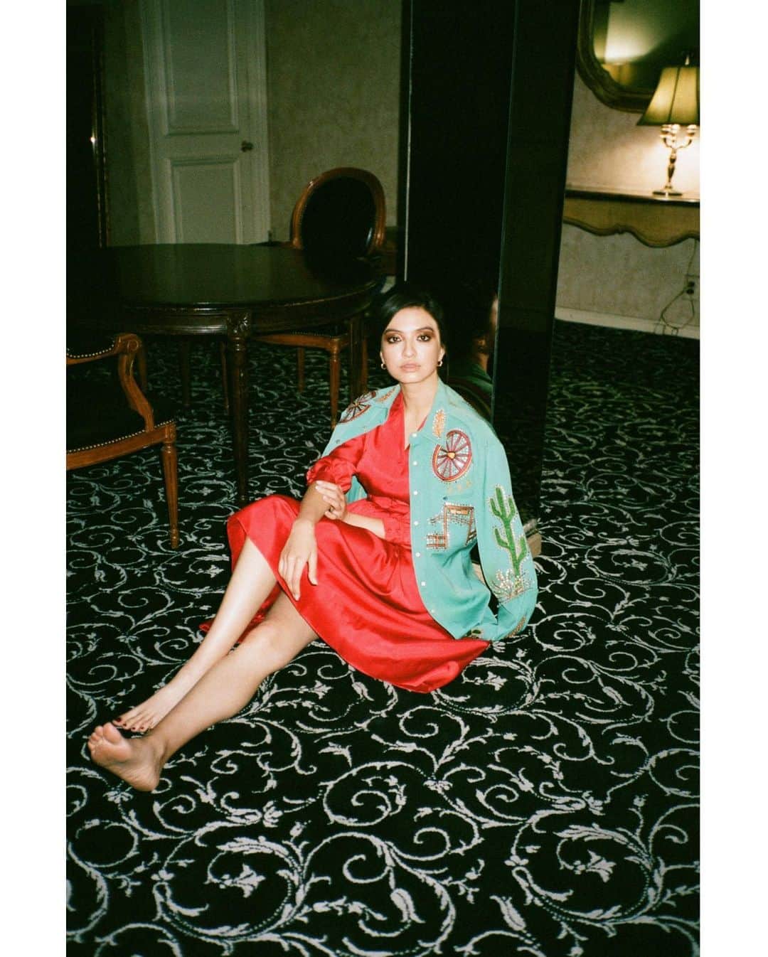 ラライン・シャーのインスタグラム：「I will not retire while I've still got my legs and my make-up box.-Bette Davis 📸 @davidlekach 💇🏻‍♀️ @grahamnation 💄 @hadiakabir 👗 @___gxela___」