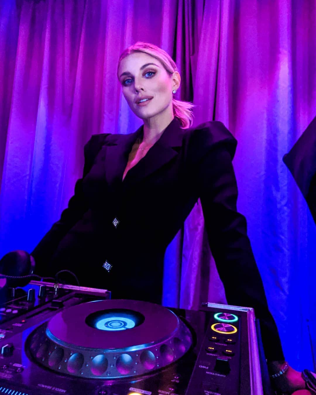 Ashley Jamesさんのインスタグラム写真 - (Ashley JamesInstagram)「I played my first festive song of the season on the decks last night at the @riverisland Christmas party. Had to drop Mariah into the mix... It's got to be the best Christmas song no? 🎄 Also, someone told me yesterday their favourite Christmas movie is Die Hard. Does Die Hard count as a Christmas movie, but I feel like no. (Although admittedly, I've never watched it 😂 - is it worth watching if I don't like action films?). 🎅🏻 My blazer dress is River Island of course 😉 #imwearingri」12月5日 21時26分 - ashleylouisejames