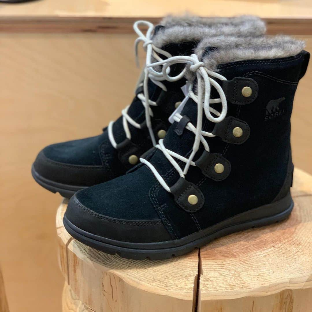 SUNDAY MOUNTAINさんのインスタグラム写真 - (SUNDAY MOUNTAINInstagram)「【SOREL！エクスプローラージョアン】 * 随分寒くなってきましたねー❄︎❄︎ まずは足元から暖かく…。 SOREL ブーツ続々と入荷してます。是非サイズの揃っているうちにご利用下さい^_^  上質なレザーとスエードにウォータープルーフ加工を施した レースアップタイプのショートブーツ。  柔軟性と弾力性を備えた厚みのある高硬度EVAのラバーソールが、 足への負担を軽減し快適な履き心地を実現！  内側のボアとインシュレーションが保温性もプラスしてくれる、 アウトドアからタウンユースまで幅広いシーンにお勧めのフットウェア。  SOREL ソレルエクスプローラージョアン【ウィメンズ】  colour ブラック/ダークストーン【NL3039-010】,キャメルブラウン/アンシェントフォッシル【NL3039-224】,クウォーリー/ブラック【NL3039-052】 ■サイズ：6(23cm),7(24cm),8(25cm),9(26cm) ■素材：【アッパー】WPスエード 【ライニング】合成ファー 【インシュレーション】100g 【インソール】PUのような耐久性を持つEVA（取り外し可）、フリース付き 【ミッドソール】EVA 【アウトソール】EVA, ラバー ■重量：358g /片足 一一  一一  THEGATEbySUNDAYMOUNTAIN #sundaymountain #サンデーマウンテン #アウトドア #キャンプ #パタゴニア #ノースフェイス #アークテリクス #northface  #福井 #アウトドアショップ #楽ちんコーデ #キャンプ着 #カジュアルコーデ #アウトドアコーデ #アウトドア女子 #andwander  #アンドワンダー #ハイキング #登山 #キャンプ着 #SOREL #クリスマス #ソレル」12月5日 21時27分 - sundaymountain