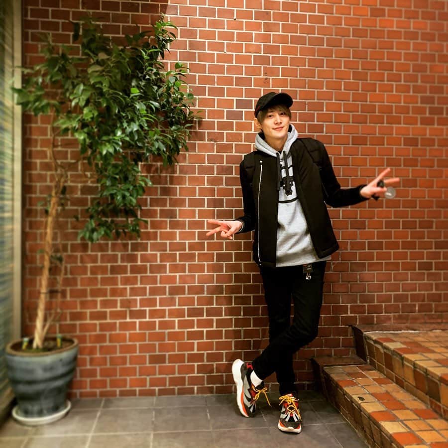 のインスタグラム：「今日もお疲れ様〜！！ #shoes #MSGM  #jacket #LESBENJAMINS  ２年前くらいにこのジャケット買って久々に着た♫ 生地が特徴的なんです！！ 柔らかい素材で着やすくて、防寒もしっかり！  #SOLIDEMO #向山毅 #ootd #fashion #me  #ポケモンマスターを意識した服装 #笑」