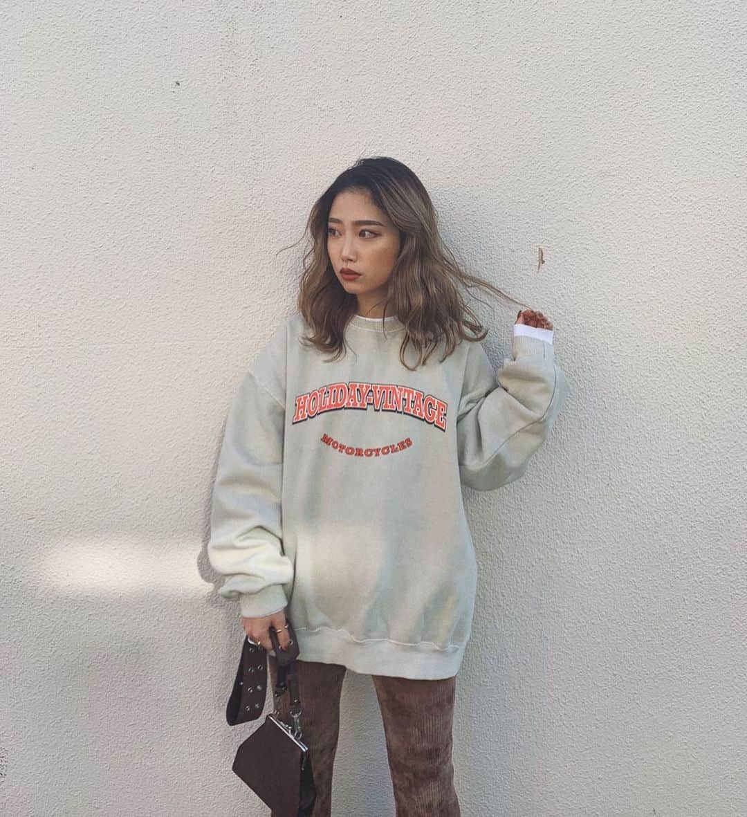 yuikoさんのインスタグラム写真 - (yuikoInstagram)「即完だったHOLIDAY VINTAGE sweat再入荷予定してます✌︎再入荷リクエストお待ちしてまーす🏍 履いてるcorduroy rib ptは発売中🐻履きやすすぎて2色買い☺️ @flugge_official  #flugge#flugge_official」12月5日 21時29分 - _yuiko__