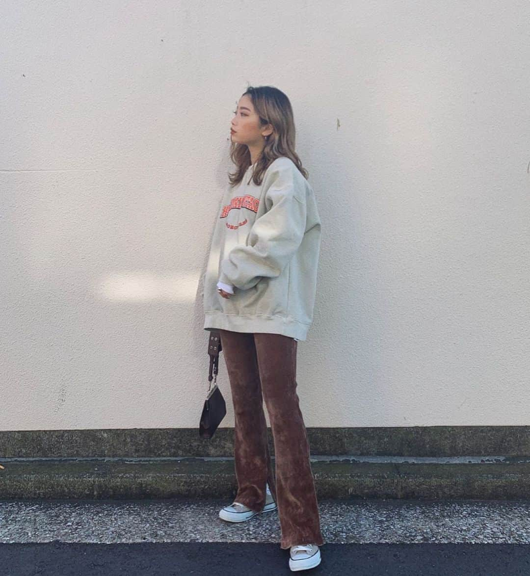 yuikoさんのインスタグラム写真 - (yuikoInstagram)「即完だったHOLIDAY VINTAGE sweat再入荷予定してます✌︎再入荷リクエストお待ちしてまーす🏍 履いてるcorduroy rib ptは発売中🐻履きやすすぎて2色買い☺️ @flugge_official  #flugge#flugge_official」12月5日 21時29分 - _yuiko__