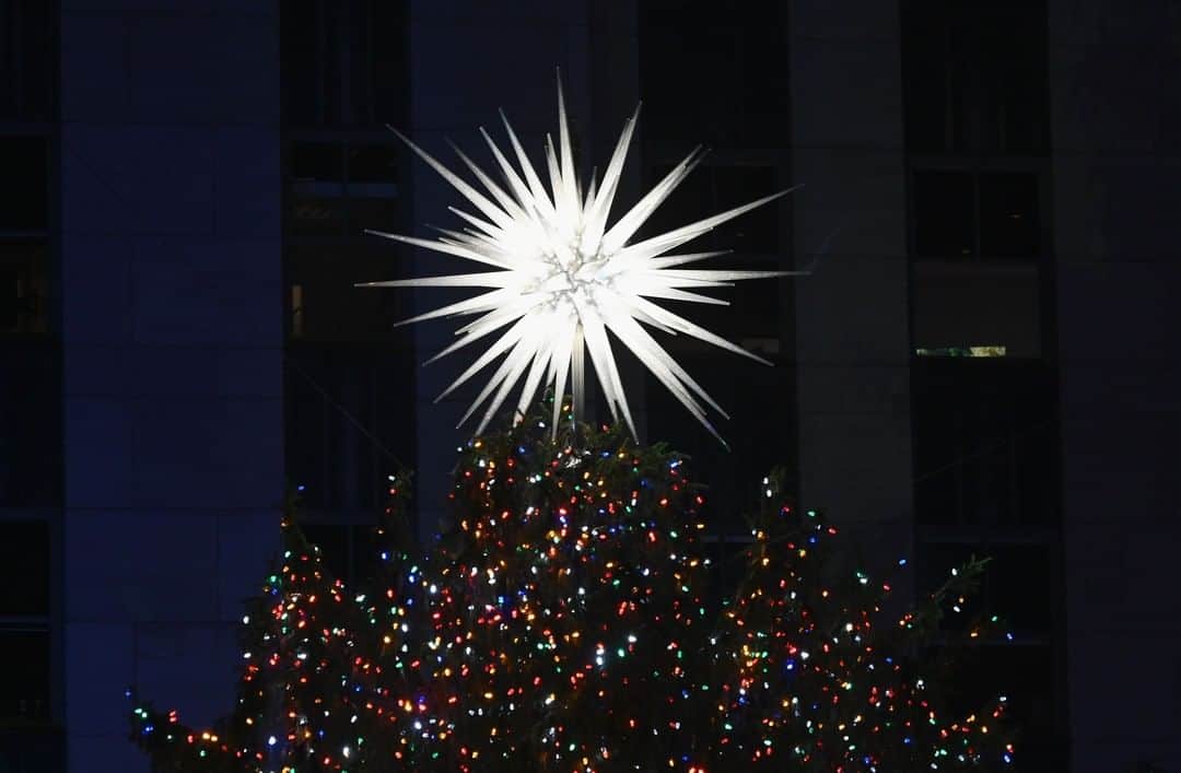 SWAROVSKIさんのインスタグラム写真 - (SWAROVSKIInstagram)「The Holidays have arrived! The #Swarovski star illuminates New York City as the Christmas Tree lights are switched on at the @rockefellercenter. Envisioned by architect @DanielLibeskind, the design dazzles with 3 million Swarovski Crystals and 70 illuminating spikes. . . . #SwarovskiCreativeCollaborations #RockefellerCenter」12月5日 21時30分 - swarovski