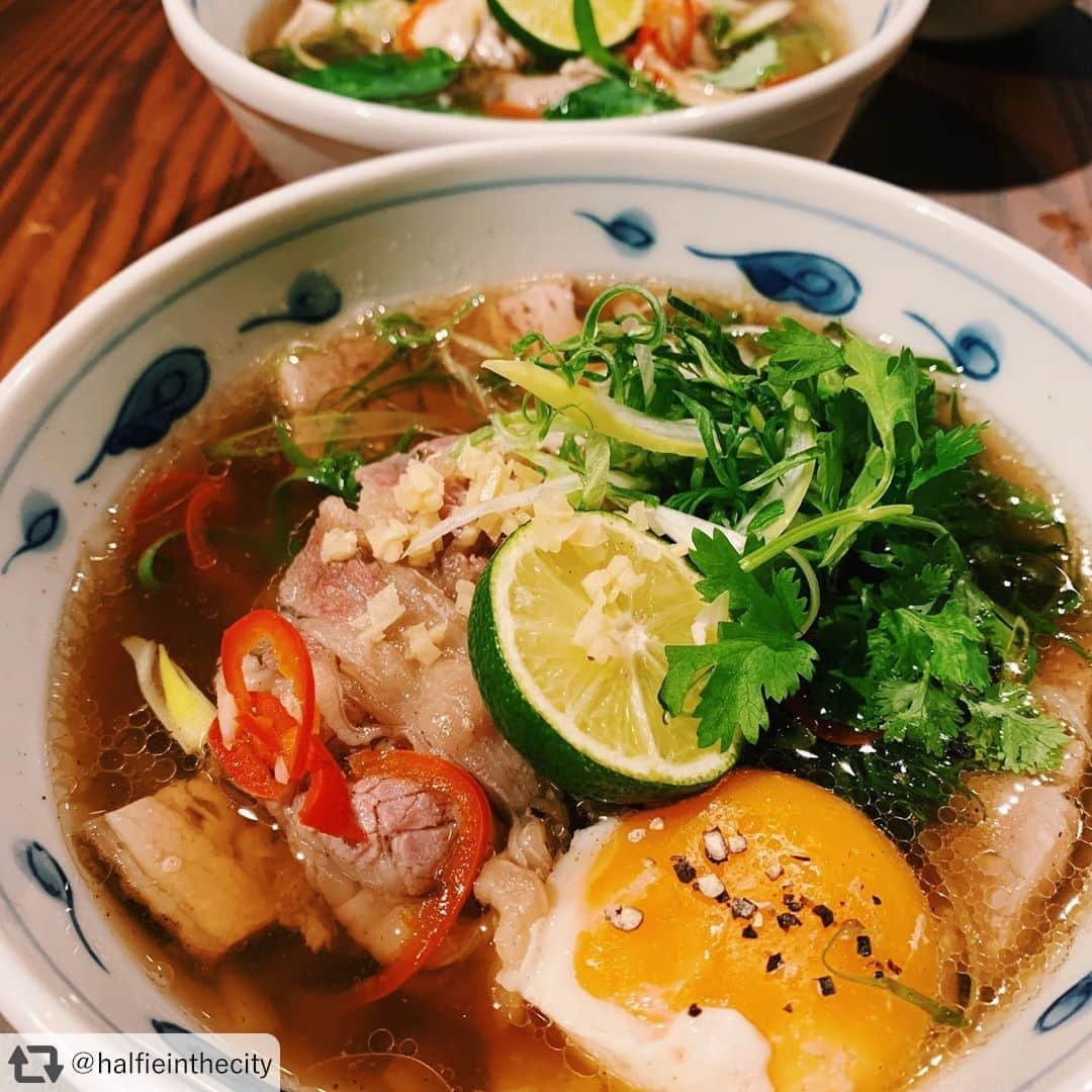 東京カレンダーさんのインスタグラム写真 - (東京カレンダーInstagram)「『東カレ倶楽部メンバー様よりリポスト』⠀⠀⠀⠀⠀⠀⠀⠀⠀ #repost ☞ @halfieinthecity⠀⠀⠀⠀⠀⠀⠀⠀⠀ .⠀⠀⠀⠀⠀⠀⠀⠀⠀ 📍The Pig & The Lady🐷, Ebisu 恵比寿🎌 | @pigandtheladyjp |☝️Pho 19 (¥1,500): beef, egg yolk, green onion, chilli, ginger, coriander・牛肉のフォー: 牛肉 卵黄 ネギ パクチー チリ ライム 生姜 ビーフスープ🍜⠀⠀⠀⠀⠀⠀⠀⠀⠀ .⠀⠀⠀⠀⠀⠀⠀⠀⠀ —————————⠀⠀⠀⠀⠀⠀⠀⠀⠀ 👩🏻‍🍳 Modern Vietnamese・モダンベトナム料理⠀⠀⠀⠀⠀⠀⠀⠀⠀ 💰 ¥3,000~¥5,000🌛⠀⠀⠀⠀⠀⠀⠀⠀⠀ 🚉 Ebisu 恵比寿駅 (Exit 5)🚶🏽‍♀️3min⠀⠀⠀⠀⠀⠀⠀⠀⠀ ♥️ Le Fried Chicken・フライドチキン⠀⠀⠀⠀⠀⠀⠀⠀⠀ 👣 Casual・パーティー 飲み会 女子会⠀⠀⠀⠀⠀⠀⠀⠀⠀ 📅 Easy to book・予約取りやすい⠀⠀⠀⠀⠀⠀⠀⠀⠀ ✍️ Food 10/10・Vibe 9/10・Value 10/10⠀⠀⠀⠀⠀⠀⠀⠀⠀ —————————⠀⠀⠀⠀⠀⠀⠀⠀⠀ .⠀⠀⠀⠀⠀⠀⠀⠀⠀ <Part 2 / 2> This PHO THO... it was SO good it deserves its own post🥳 The beef pho was our favourite as the meat was so tender, and the egg yolk added a complimentary richness to the already delicious broth🍳 I don’t know if you can tell from my previous post, but we are TOO DAMN EXCITED for @pigandthelady to open in Japan next Saturday🎉!!⠀⠀⠀⠀⠀⠀⠀⠀⠀ .⠀⠀⠀⠀⠀⠀⠀⠀⠀ They’ve secured an amazing prime location literally minutes from Ebisu station, and the simple yet funky interiors reflect the modern twist of Vietnamese food without taking out its core🐷 With the year-end approaching, it’s the perfect spot for an annual office party - in fact I’ve arranged ours here, as it’s ¥6,000 per person all inclusive for food and 2 hours of free-flowing drinks🍺!⠀⠀⠀⠀⠀⠀⠀⠀⠀ .⠀⠀⠀⠀⠀⠀⠀⠀⠀ 先程の続きです🙋🏽‍♀️ ハワイの大人気モダンベトナム料理屋さんの来日プレオープンのメニューで1番印象に残ったのはこちらのビーフフォー🐃！ジューシーな牛肉とコクのあるスープに濃厚な卵の黄身を絡めることで美味しさが更に引き立っていました💓⠀⠀⠀⠀⠀⠀⠀⠀⠀ .⠀⠀⠀⠀⠀⠀⠀⠀⠀ 来週11/30に公式オープンしますが、昨日は食べなかったバインミーやベトナム風ピザを次回は頼もうと思います💫 インテリアはお料理と同じくモダンでサービスもフレンドリーなので、年末の忘年会にぴったりのお店です🥰 パーティーメニューは税込み1人6,000円で2時間飲み放題なので、私もチームディナーはここで確定してます🤙🏽⠀⠀⠀⠀⠀⠀⠀⠀⠀ .⠀⠀⠀⠀⠀⠀⠀⠀⠀ .⠀⠀⠀⠀⠀⠀⠀⠀⠀ #foodpics #eating #food #foodie #eats #instafood #japan #東京グルメ #グルメ部 #グルメ巡り#食テロ #グルメ女子  #東京カレンダー #東カレ #東カレ倶楽部 #東カレ倶楽部公認インフルエンサー #恵比寿グルメ」12月5日 21時30分 - tokyocalendar