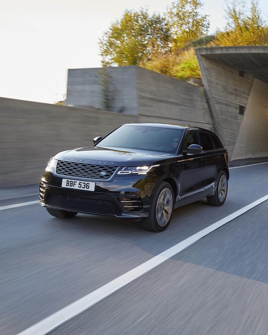 Land Roverさんのインスタグラム写真 - (Land RoverInstagram)「Driving enjoyment in its purest form. Search “Range Rover Velar” test drive to Experience the perfect fusion of design, refinement and performance.  #RangeRover #Velar #4x4 #CarsofInstagram #Instacar #Design #AutomotiveDesign #LandRover #SUV #Car #Cars」12月5日 21時30分 - landrover