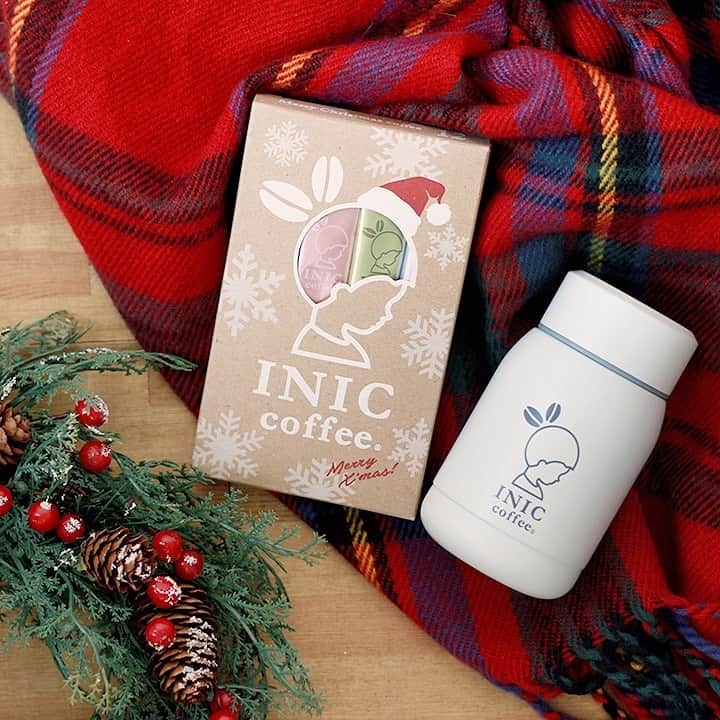 INIC coffeeさんのインスタグラム写真 - (INIC coffeeInstagram)「✨🎄クリスマス限定ギフト発売のお知らせ🎄✨ . INIC MARKETにて、本日よりクリスマス限定のギフトを発売いたします！ . ギフトはシーズン特別仕様になった「INIC coffee　クリスマスアソート」と、 新発売の「コーヒービーンズチョコ」または大人気の「カフアボトル」をセットに致します。 . コーヒー専用ボトルであったかなひと時をお過ごしいただいたり、 おいしいスイーツとリラックスタイムにもピッタリ☆ . クリスマスだけの特別なラッピングでお届け致します。 ギフトはオンラインにて数量限定販売となりますので、どうぞお早目に！ . ▼COFFEE BEANS CHOCOLATE 【数量限定】Merry Christmas＆Bottle BOX https://www.inic-market.com/fs/inicmarket/4560466077788 【数量限定】Merry Christmas＆Sweets BOX https://www.inic-market.com/fs/inicmarket/4560466077764 　Merry Christmas coffeeアソート12P https://www.inic-market.com/fs/inicmarket/4560466077771 #INICcoffee #INIC #coffee #コーヒー豆 #coffeebeanschocolate #life #iniclife #イニックコーヒー #イニック #5秒で本格コーヒー #丁寧な暮らし #おうちカフェ #秋冬 #限定 #新商品 #新発売 #食欲の秋 #チョコレート #コーヒービーンズチョコ #ホワイトチョコレート #ビター #ホワイトチョコ #ダークチョコ #カフアボトル #クリスマス #クリスマス限定 #数量限定 #リミテッド #限定ギフト #ギフト」12月5日 21時31分 - iniccoffee