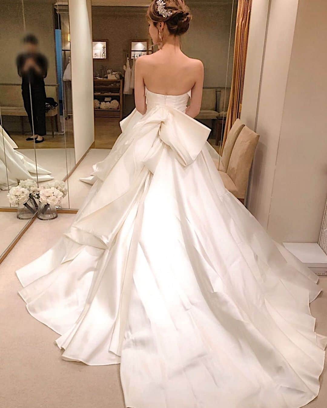 のインスタグラム：「Antonio Riva 👗 @antoniorivamilano . . ウェディングドレス試着レポ📝 アシンメトリーなトレーンと 背中の大きなリボンに惚れ惚れ😌 . .  #ハツコエンドウ #hatsukoendo #antonioriva #アントニオリーヴァ #ドレス試着  #trunk花嫁 #ウェディングドレス #プレ花嫁 #ブライダル #結婚 #東京花嫁 #結婚式 #weddingtime #weddingdetails #weddingblog #bridestory #bridalfashion #weddingdress #2020春婚 #trunkhotel #trunkhotelwedding」
