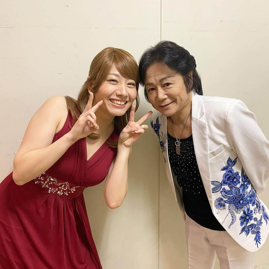 岩村菜々美さんのインスタグラム写真 - (岩村菜々美Instagram)「ものまね紅白歌合戦 in 市川市文化会館 お越しいただきありがとうございました！ めちゃくちゃ豪華なメンバーでした✨ 楽しかったー😆💕 . 休憩時間はみんなで広角レンズでドアップで写真撮るって遊びをやってた😂 . それはストーリーにでも載せようかなw #本日もありがとうございました #歌える幸せ」12月5日 21時42分 - nanami1120