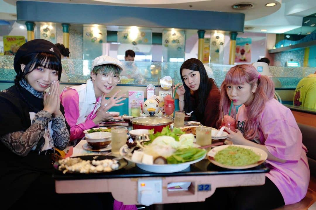 AO さんのインスタグラム写真 - (AO Instagram)「おなかすいた シラチャで食べたタイスキおいしかたなあ〜 #tempurakidz#Thailand#Siracha#タイスキ」12月5日 21時42分 - ao_sekiguchi